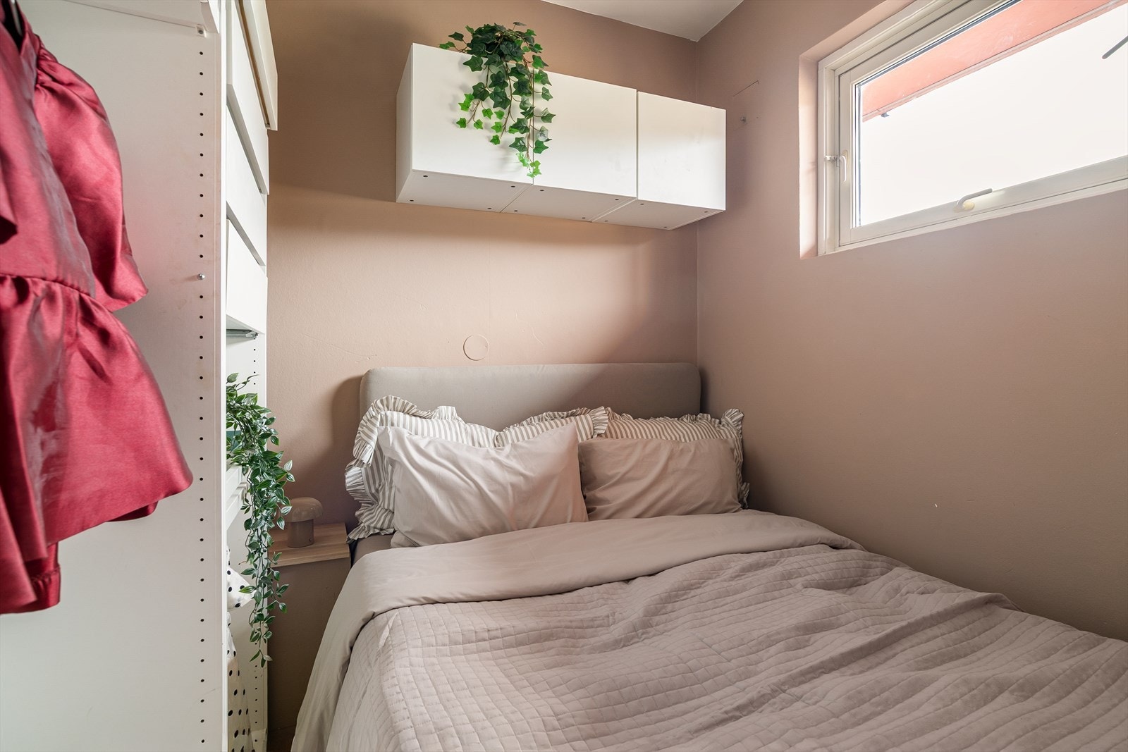 På soverommet er vindu fra 2001. Galleribilde