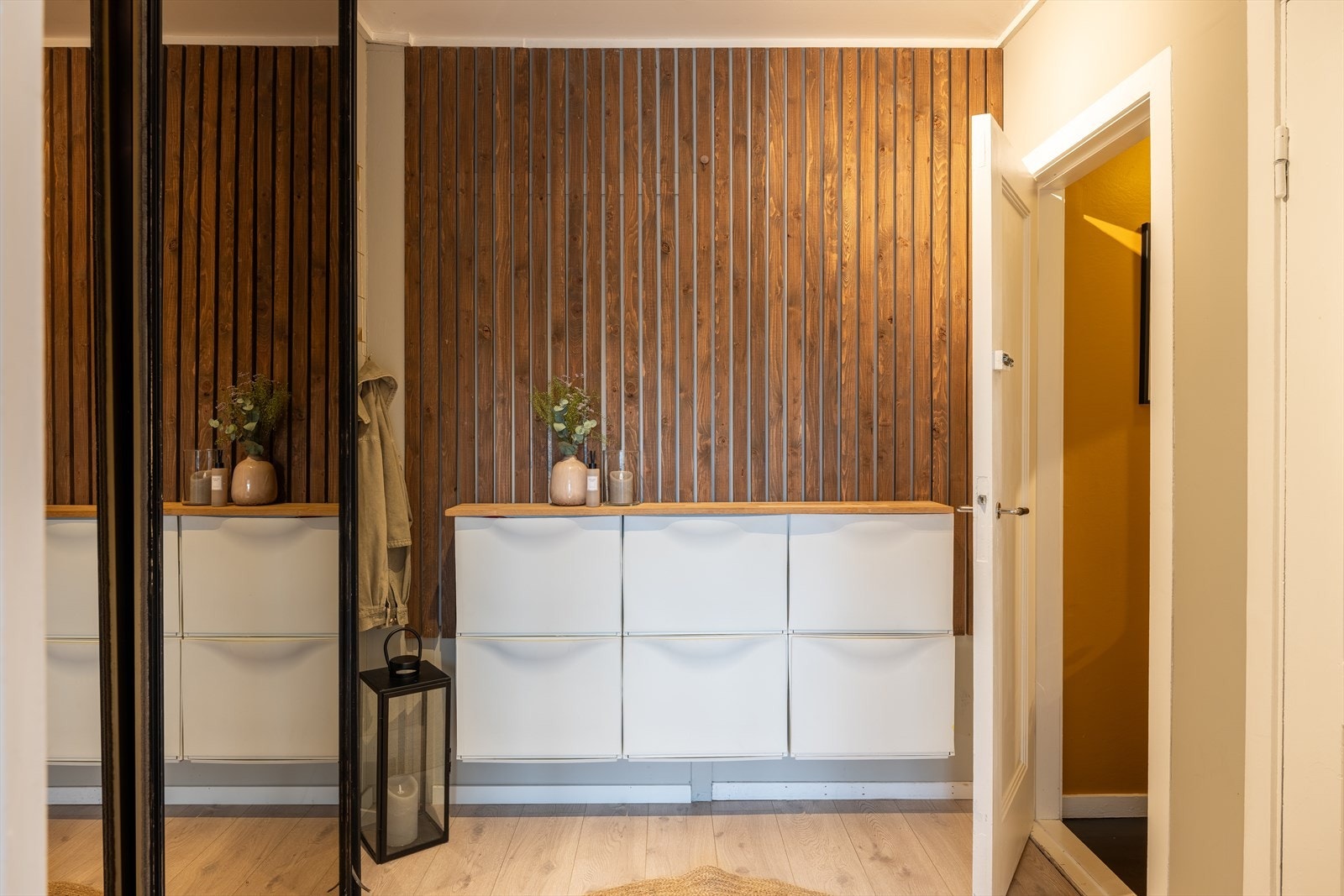 Innbydende entre på 5m² med praktisk skyvedørsgardrobe - perfekt for ekstra med lagringsplass. Galleribilde