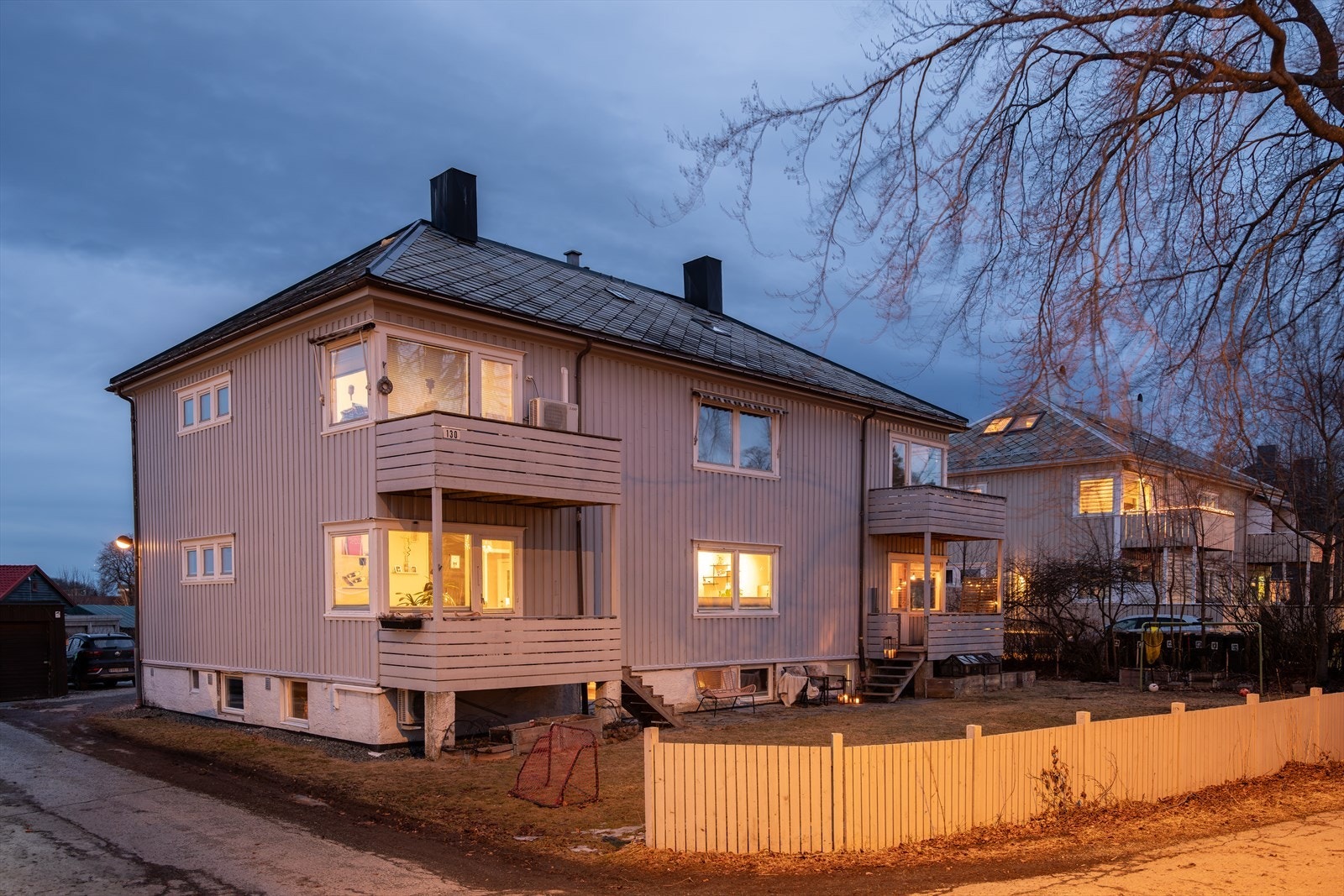 Leiligheten går over 2 plan fordelt på 108m² med innredet kjeller. Kjelleren ble innredet i 2020. Drenering rundt bygget ble gjennomført i 2019. Galleribilde