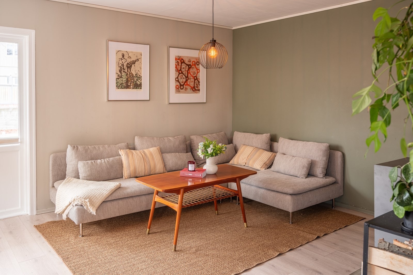 1. etasje består av adskilt stue- og kjøkkenløsning, bad, wc, entré og terrasse. Galleribilde