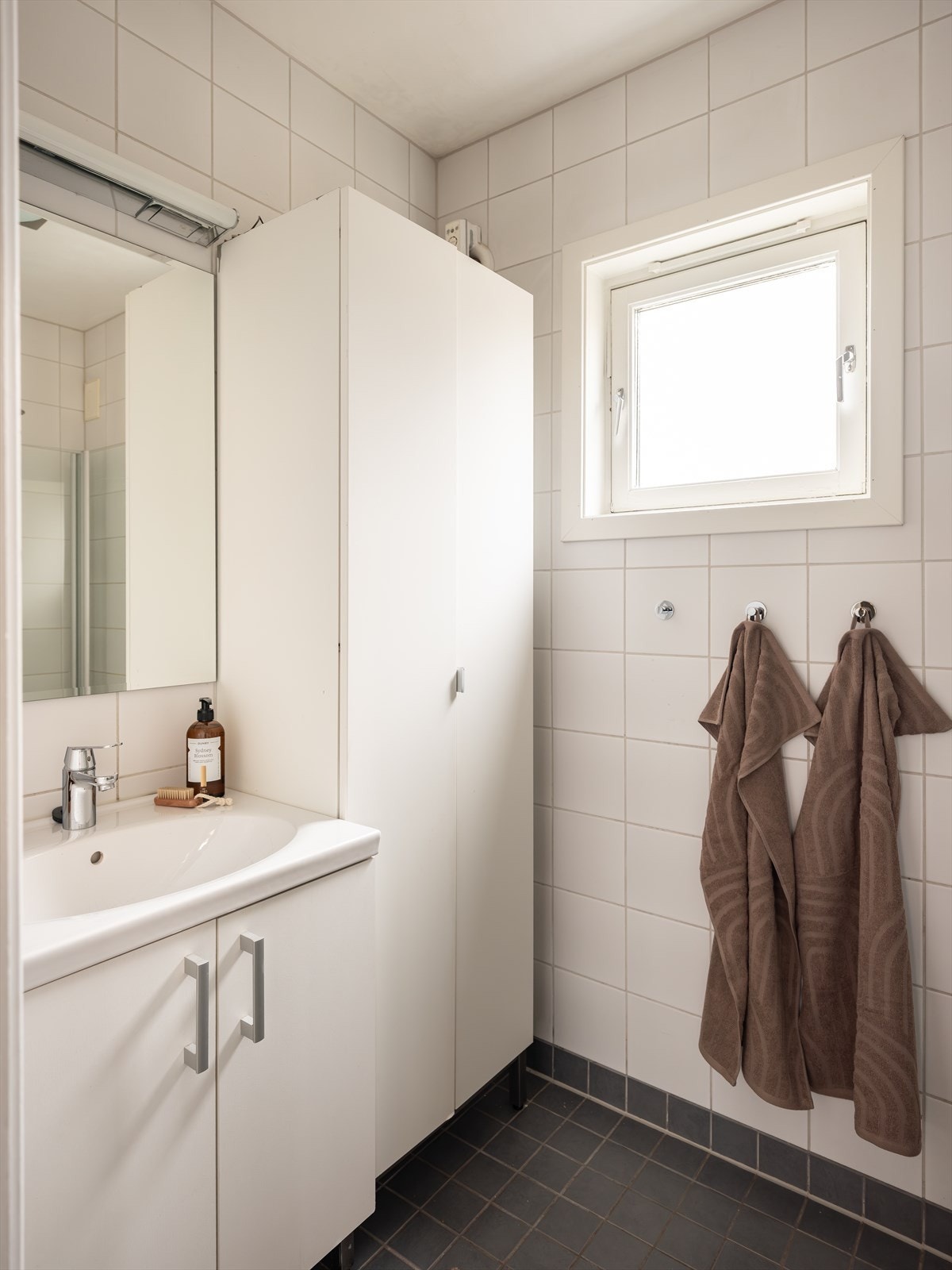 Pent og flislagt bad på 3m² oppgradert i 2011. Galleribilde