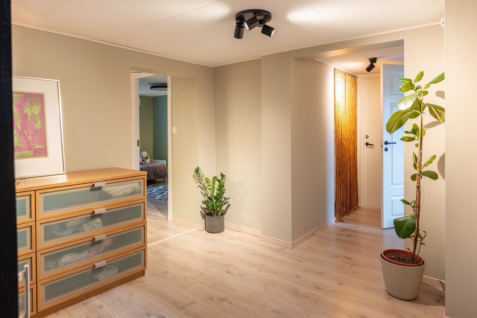 Kjelleren ble i 2020 innredet med 3 rom benyttet til soverom, vaskerom/ bod og gang. Det er klargjort for bygging av bad på vaskerommet. Tiltaket er ikke omsøkt. Galleribilde