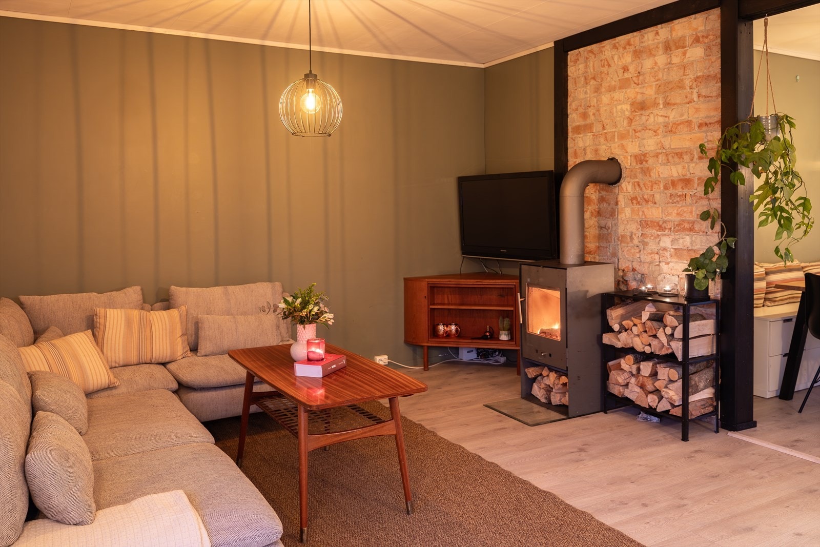 Boligen varmes opp via elektrisitet, varmepumpe og vedfyring. EL-anlegget ble oppgradert i 2018/ 2021. Galleribilde