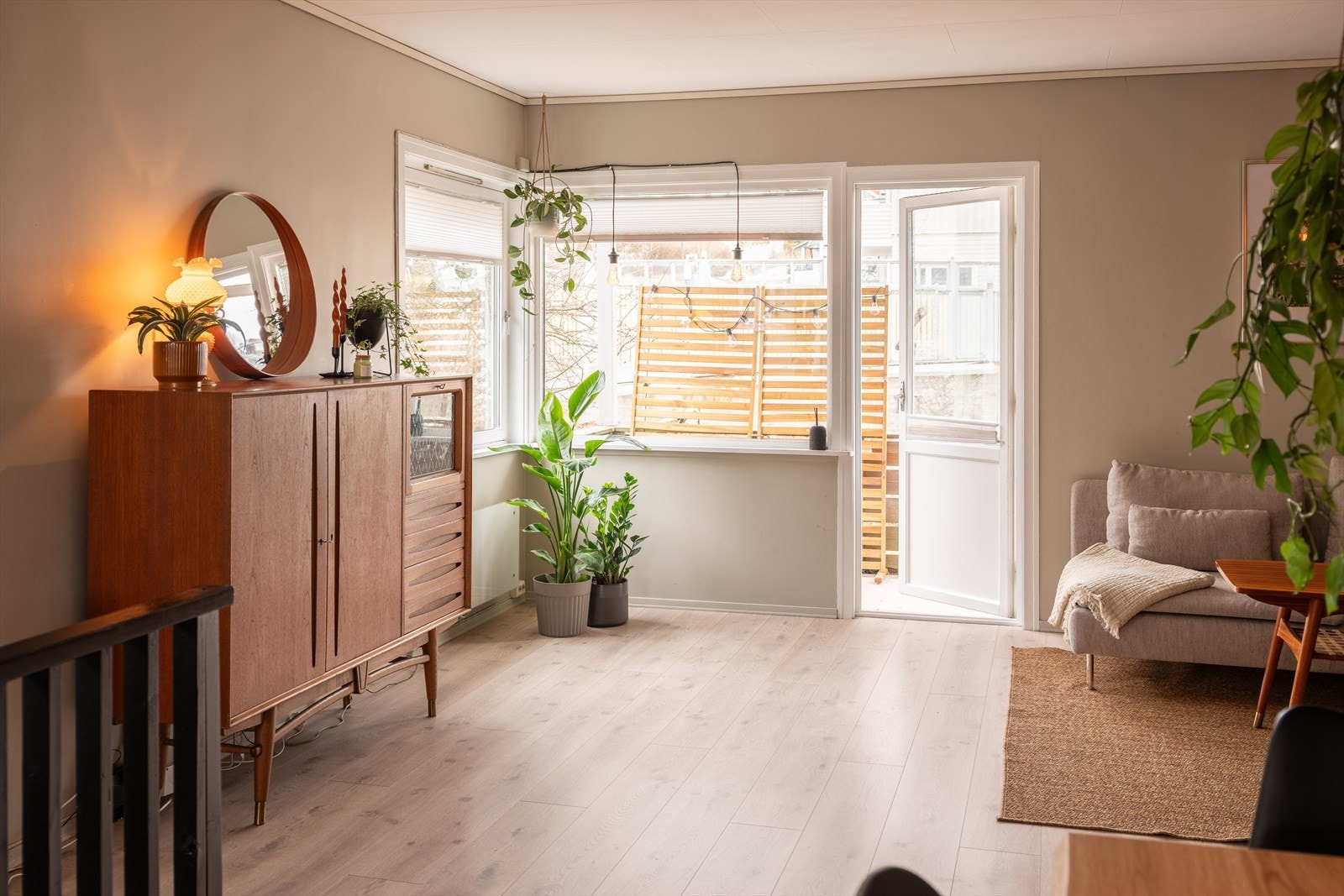 Fra stuen har du direkte adkomst til terrassen, noe som fungerer som en forlengelse av stuen på varme sommerdager. Galleribilde