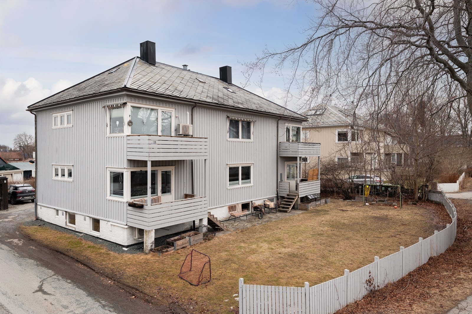 Stor og felles hage i fremkant av terrassen som disponeres av sameie. Galleribilde