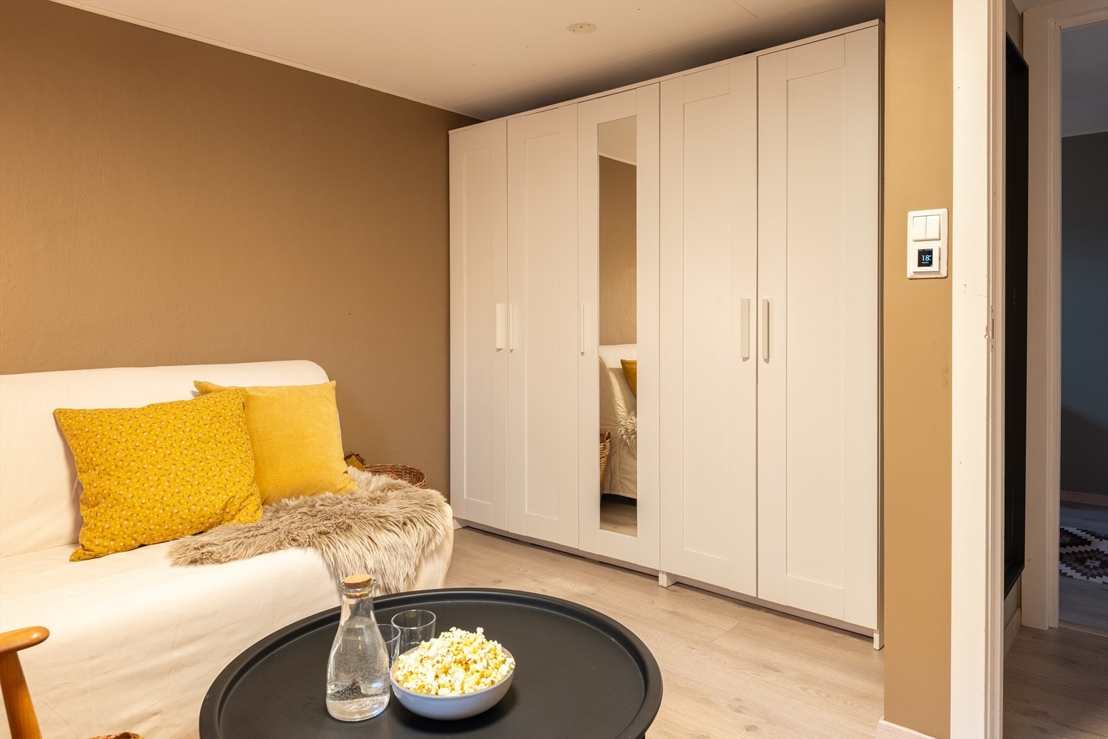 Her får du god plass til dobbeltseng, nattbord, garderobeskap og skrivebord. Galleribilde