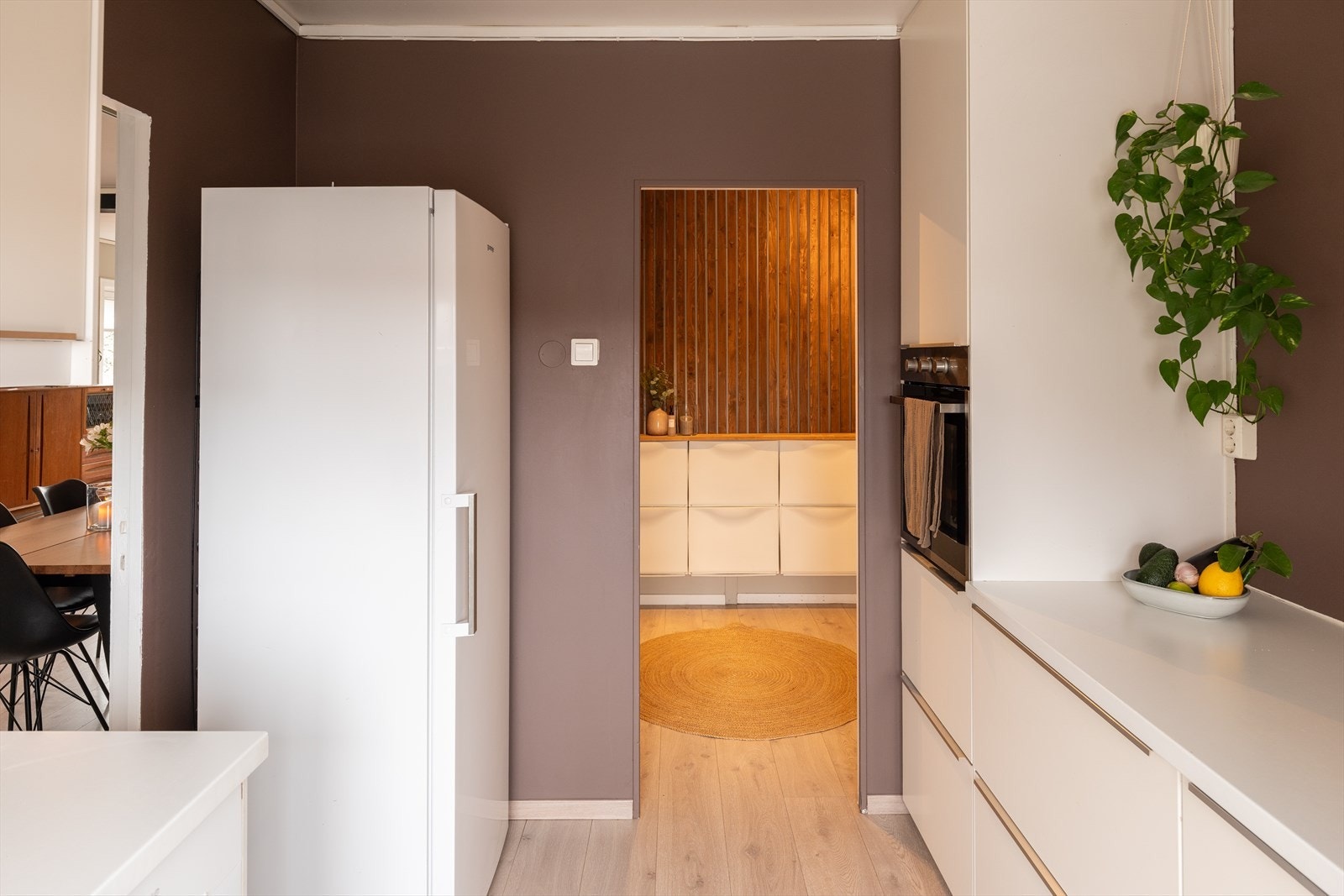 Kjøkkenet innehar integrerte hvitevarer som oppvaskmaskin, platetopp og stekeovn. Integrerte hvitevarer medfølger handelen. Galleribilde