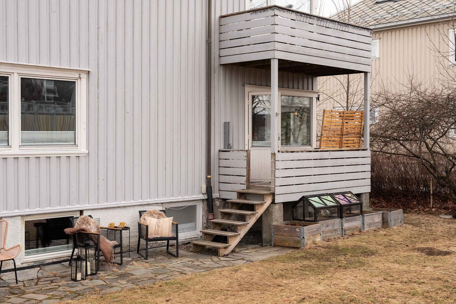 Det er direkte adgang til stor felles hage fra terrassen. Galleribilde