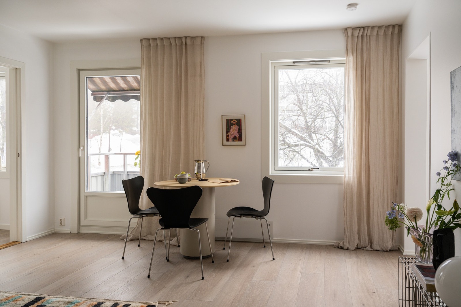 De store vindusflatene gir godt med naturlig lys til rommet. Galleribilde