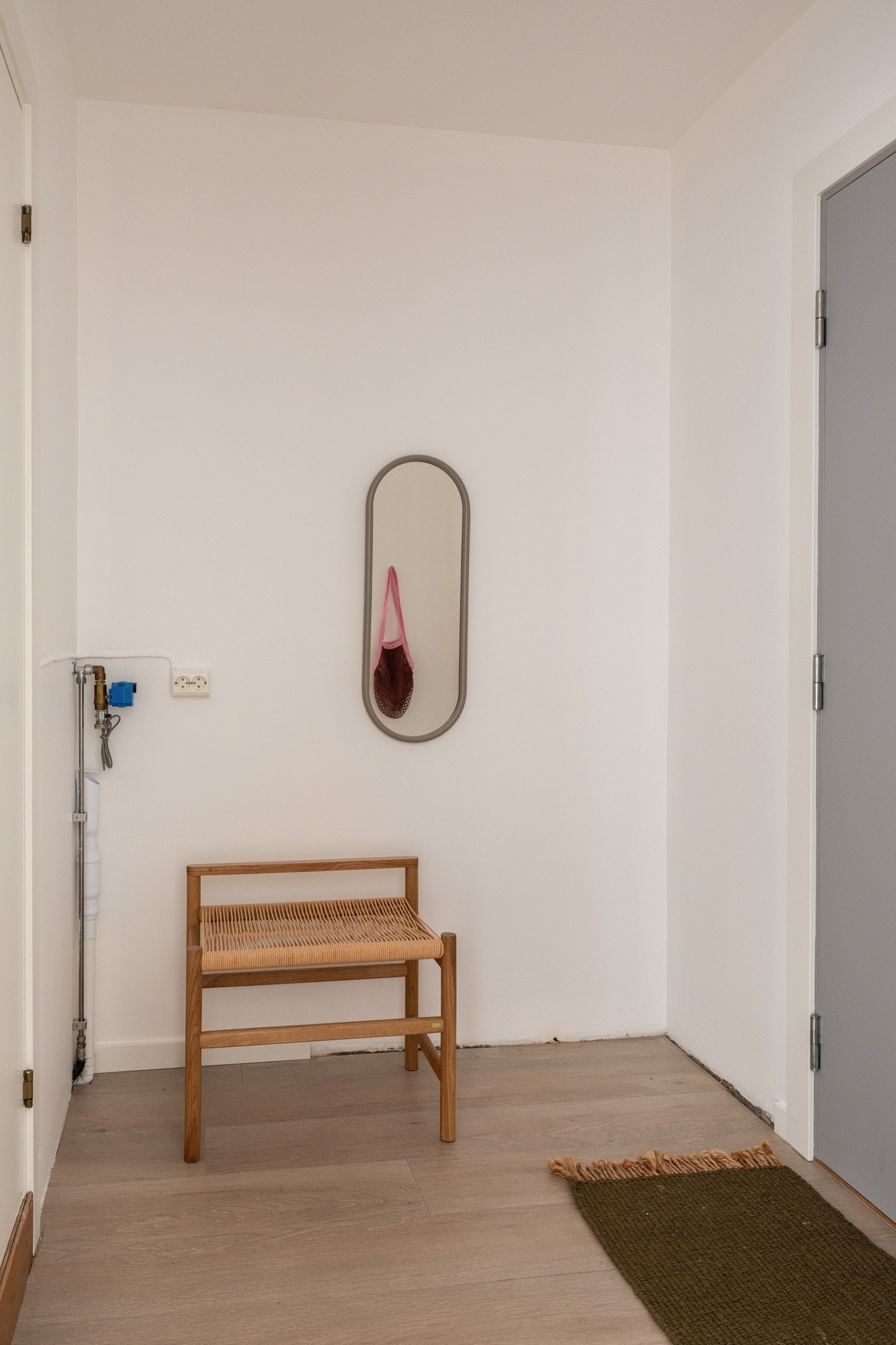 Lys og romslig entré. Galleribilde