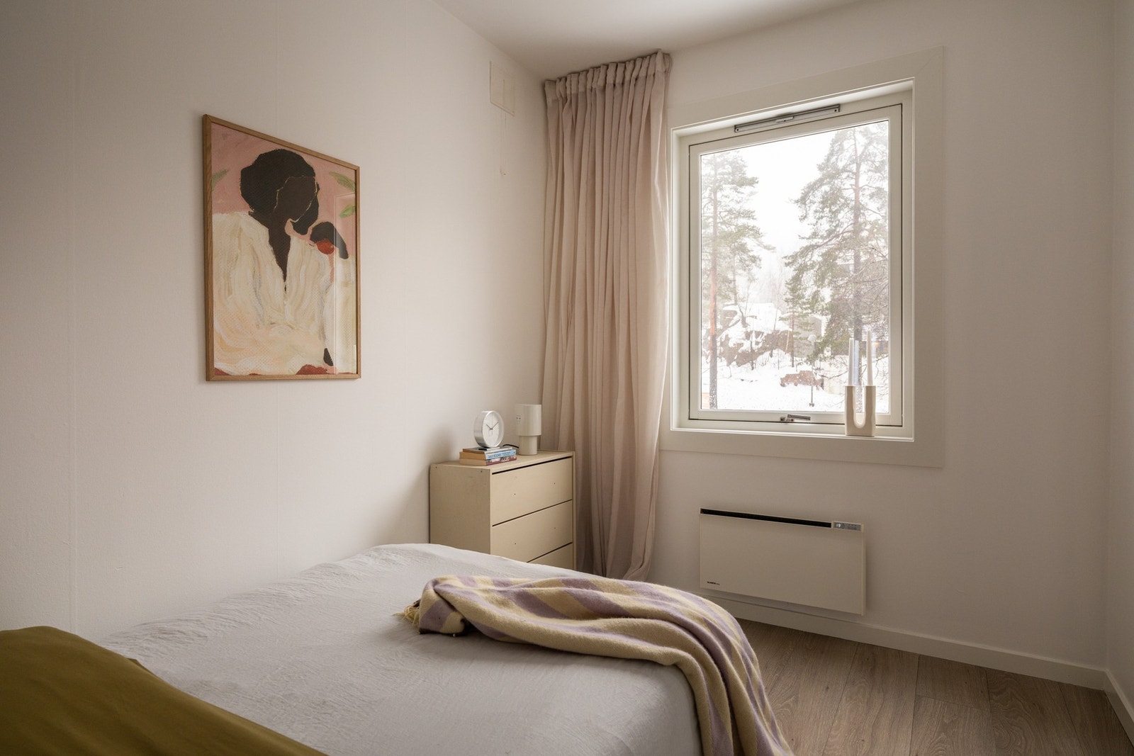 Det er plass til å etablere garderobeløsning på soverommet. Galleribilde