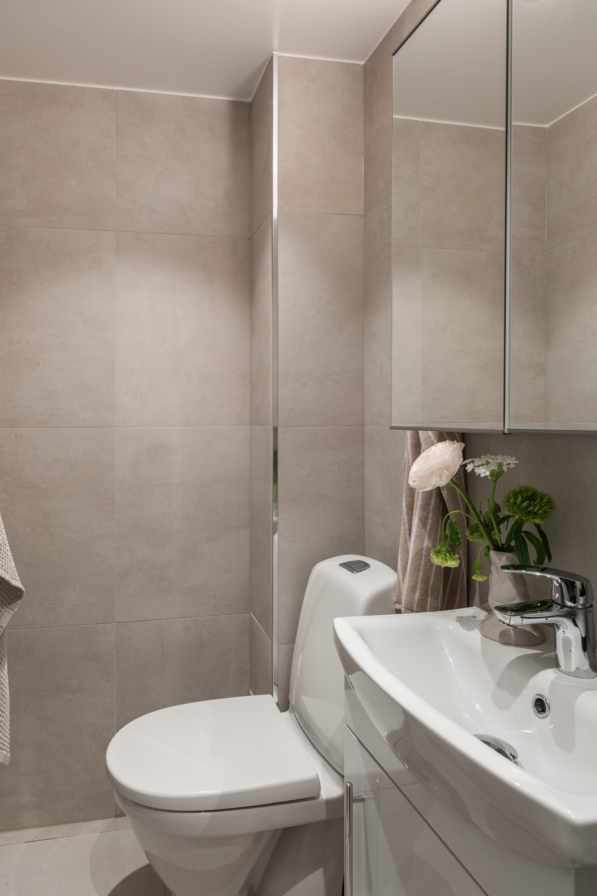 Badet har varmekabler i gulv og opplegg for vaskemaskin. Galleribilde