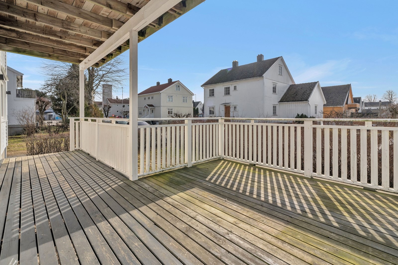 Fra stuen har man utgang til en solrik terrasse. Galleribilde