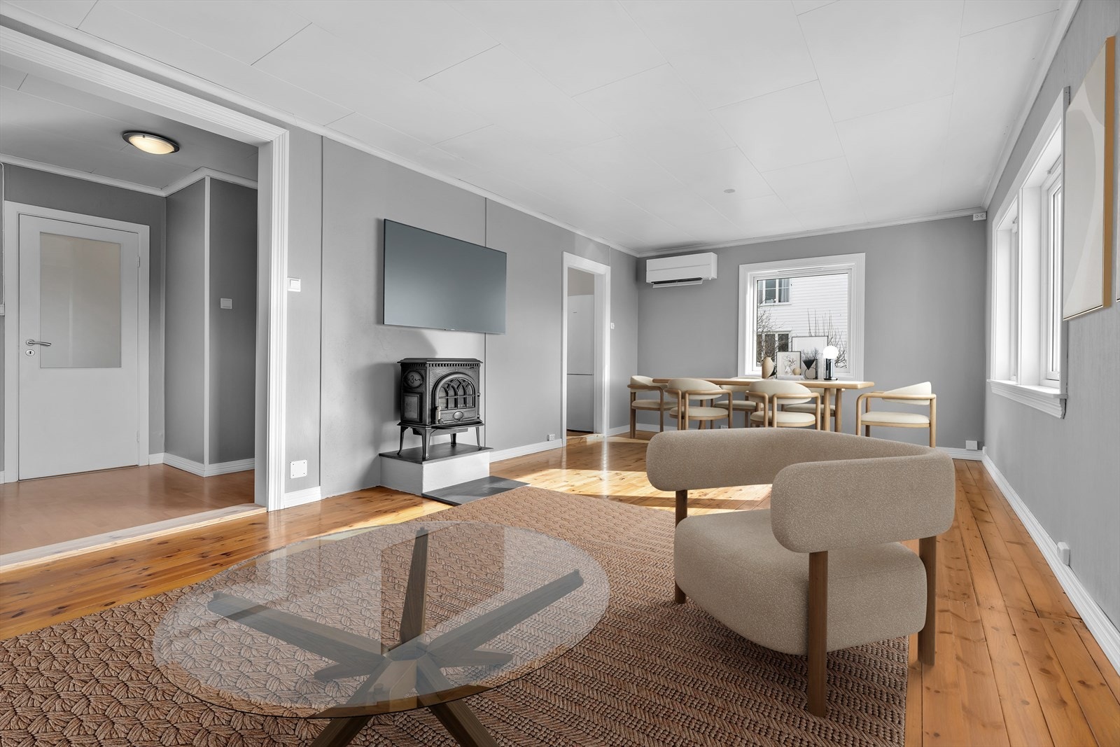 Stuen er utstyrt med vedovn og varmepumpe som gir en behagelig temperatur året rundt. Stuen er digitalt stylet og møblert. Galleribilde