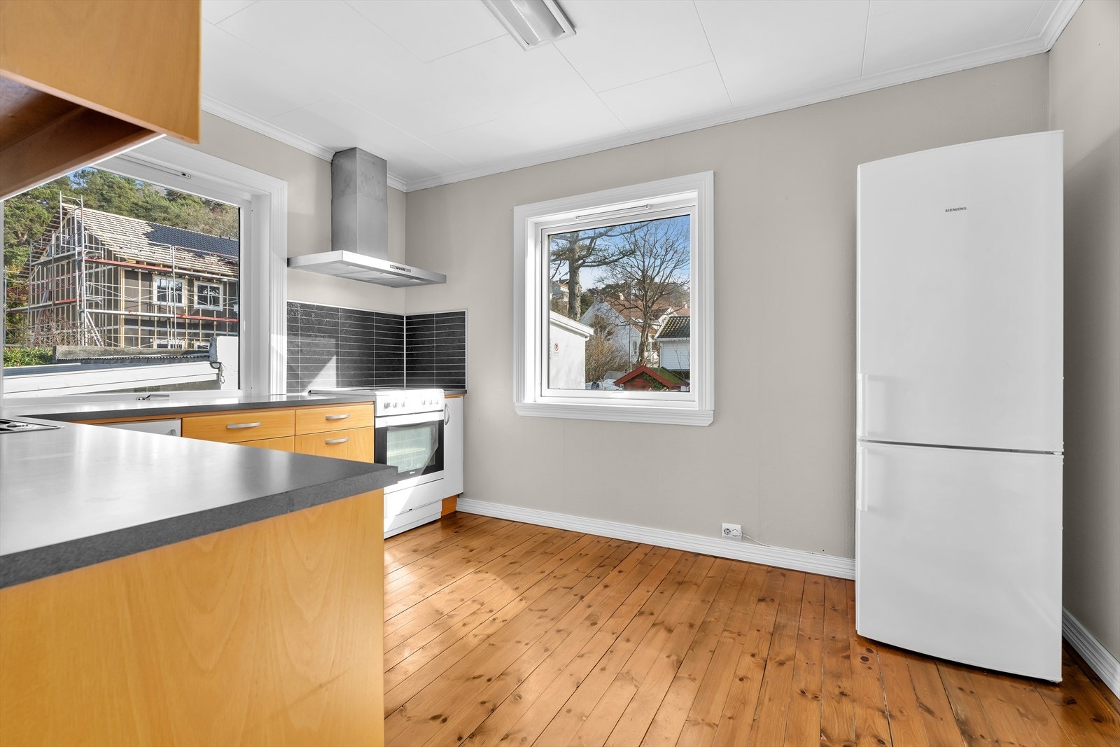 Også kjøkkenet har store vinduer som gir godt med naturlig dagslys. Galleribilde