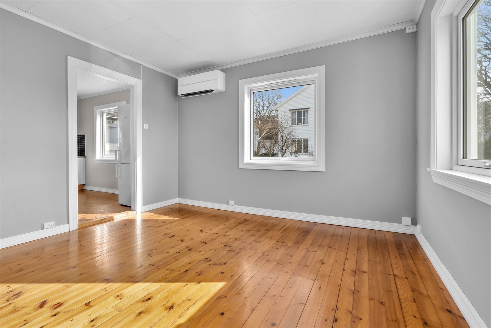 Vinduer i stuen gir godt med naturlig dagslys og gir en luftig atmosfære. Galleribilde