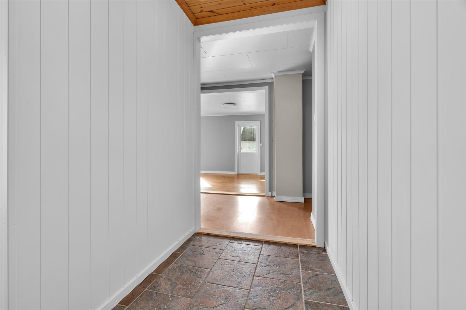 Fra gangen kommer vi videre inn til mellomgang og øvrige rom. Galleribilde