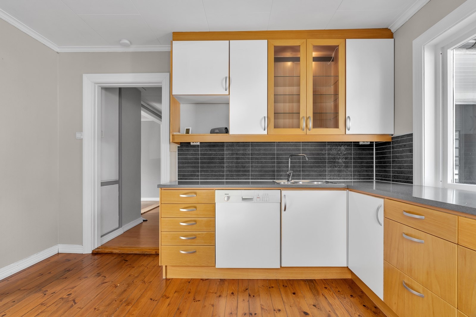 Kjøkkenet er utstyrt med benkeplate i laminat og glatte fronter. Galleribilde