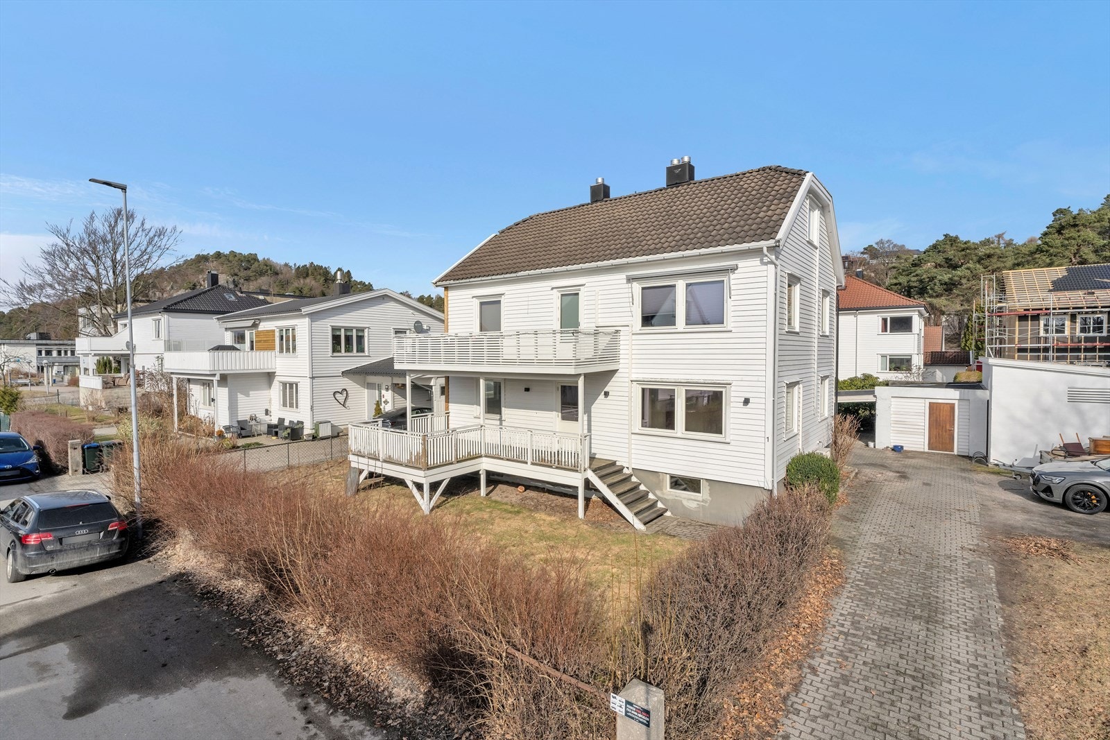 Den aktuelle leiligheten som selges ligger i boligens 1. etasje og er en del av tomannsbolig som er horisontaldelt. Galleribilde