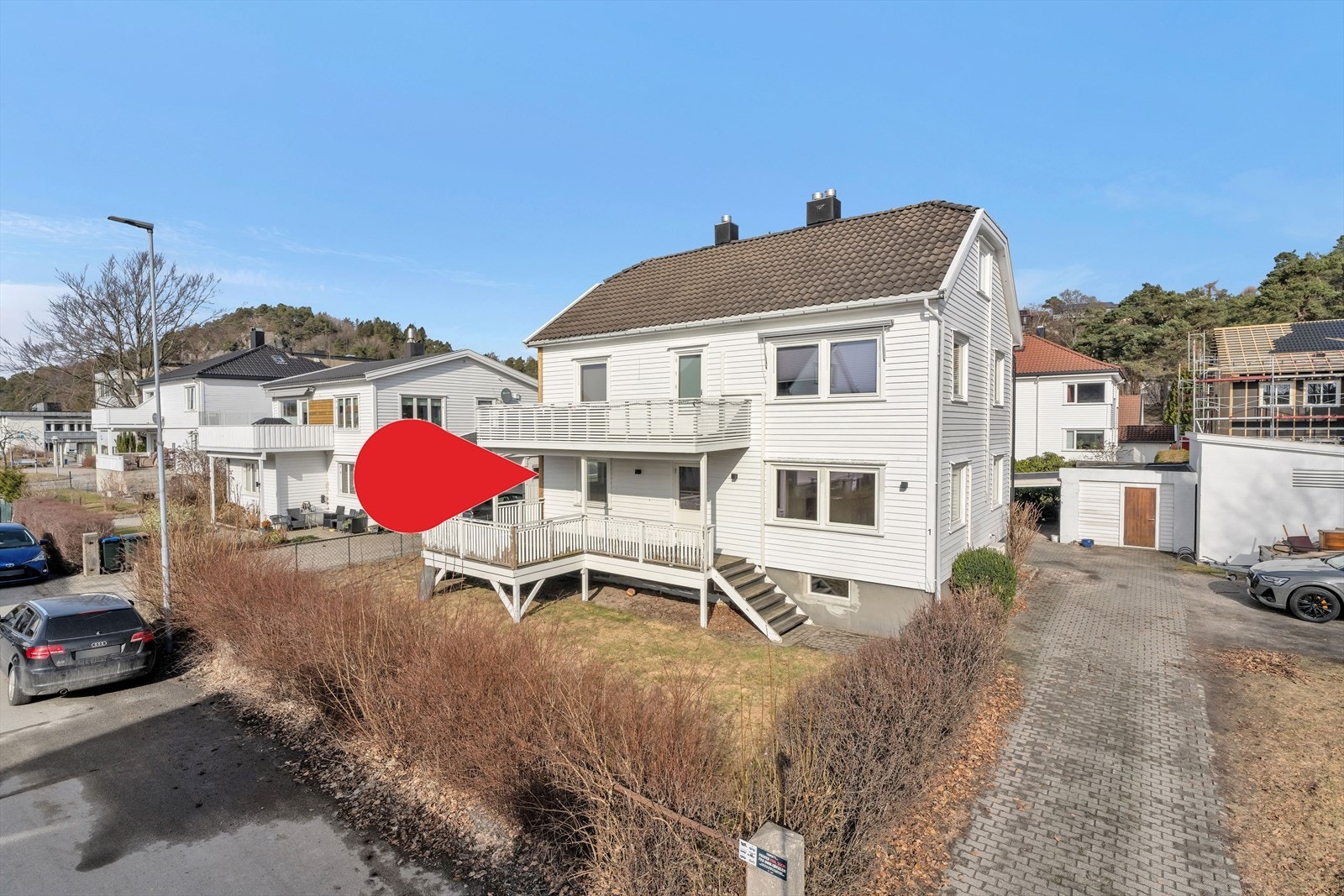 Tilknyttet leiligheten i 1. etasje har man også en utvendig bod som du ser til høyre for boligen. Galleribilde