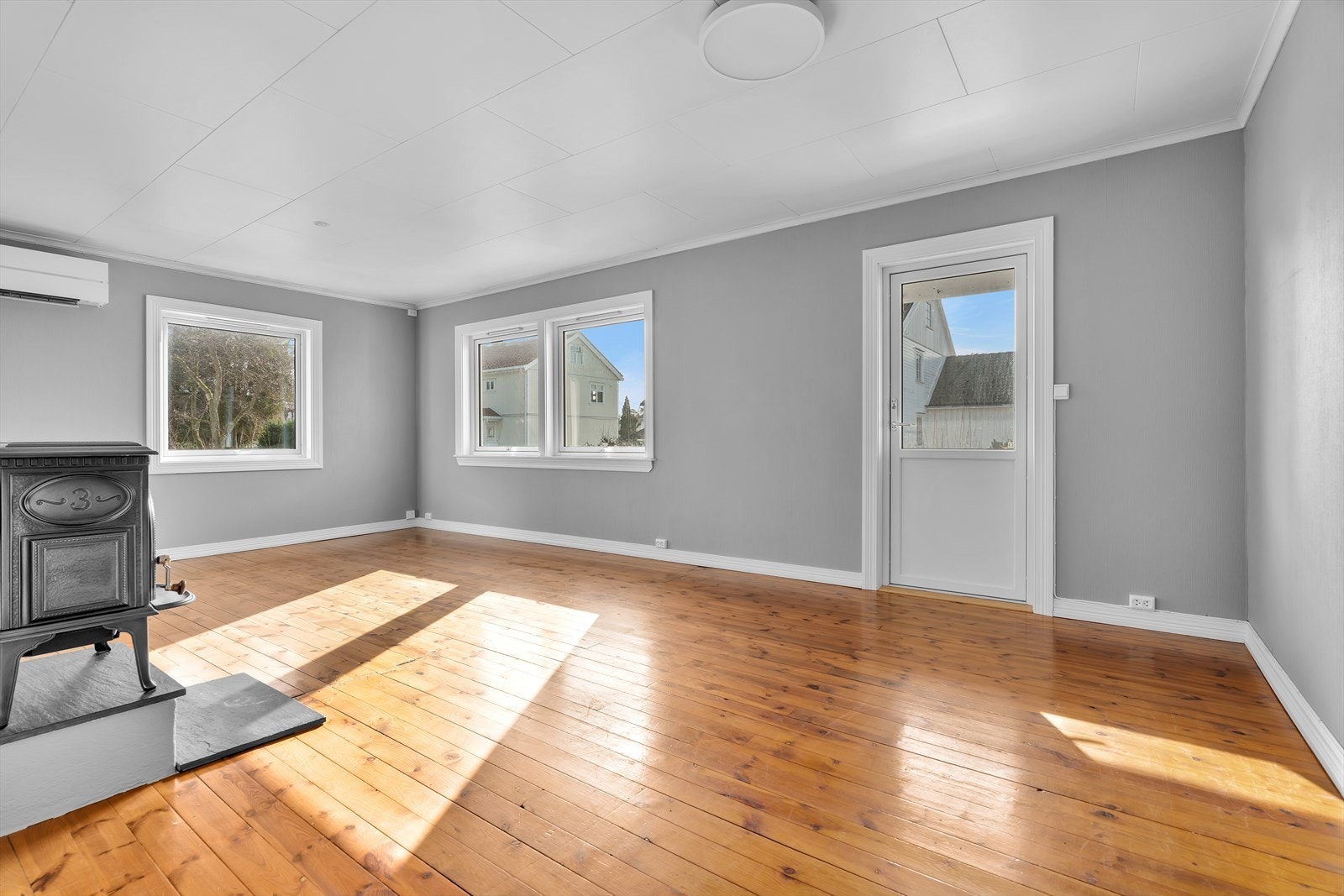 Det er også utgang til en solrik terrasse fra stuen. Galleribilde