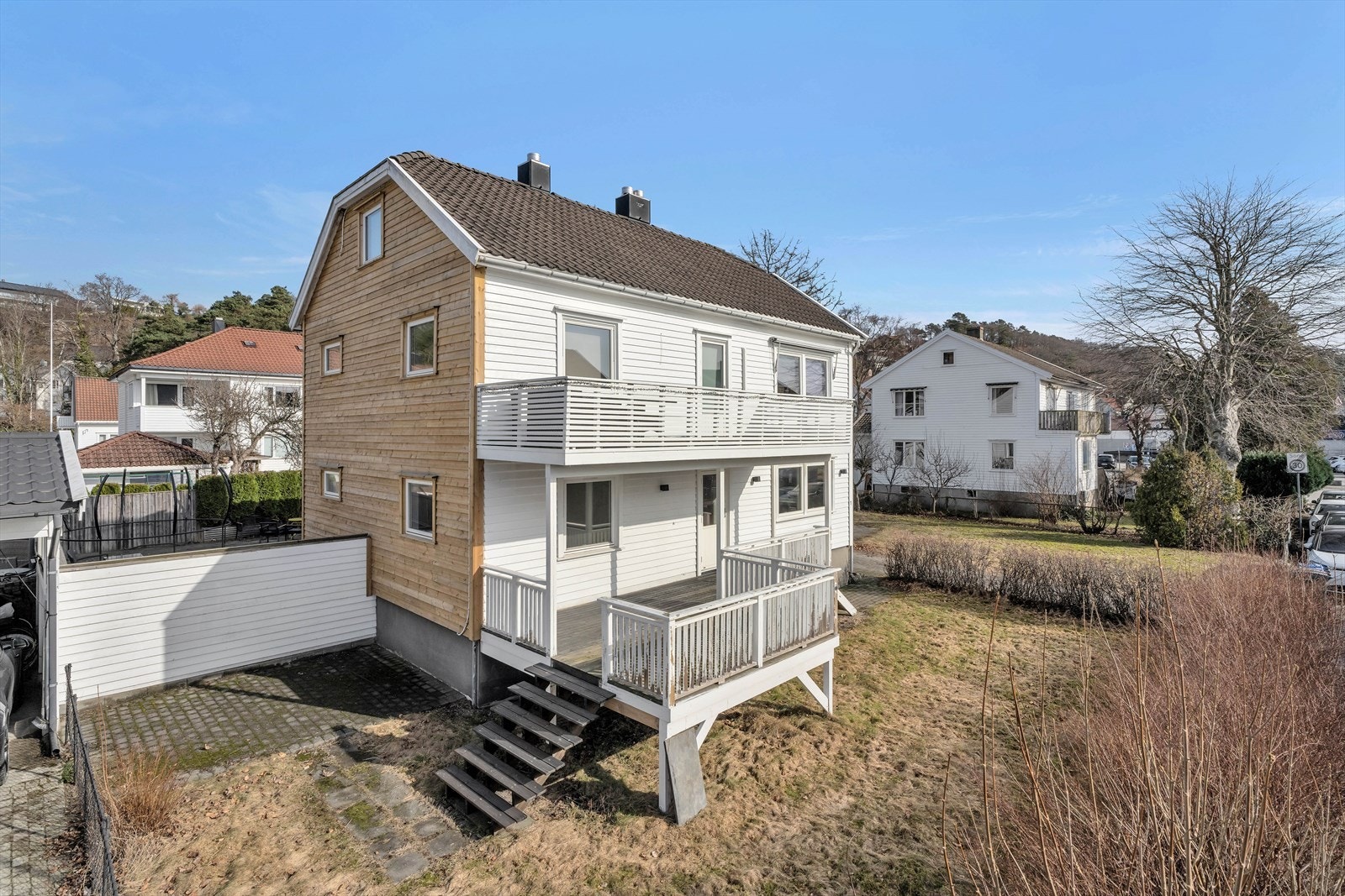 Her ser man skillevegg som skiller disponibelt uteområde mellom 1. og 2. etasje. Leiligheten som selges disponerer område foran boligen. Galleribilde