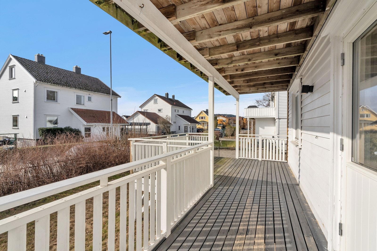 Fra stuen kommer vi ut til en solrik terrasse og hage. Galleribilde