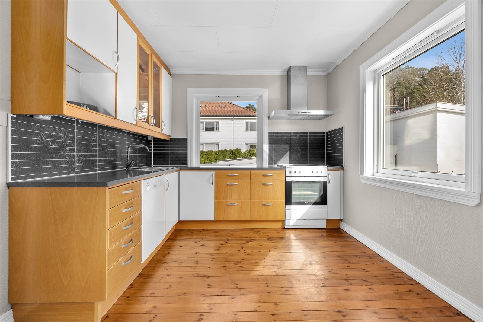 Delikat kjøkkeninnredning med god oppbevaring i skuffer og skap. Galleribilde