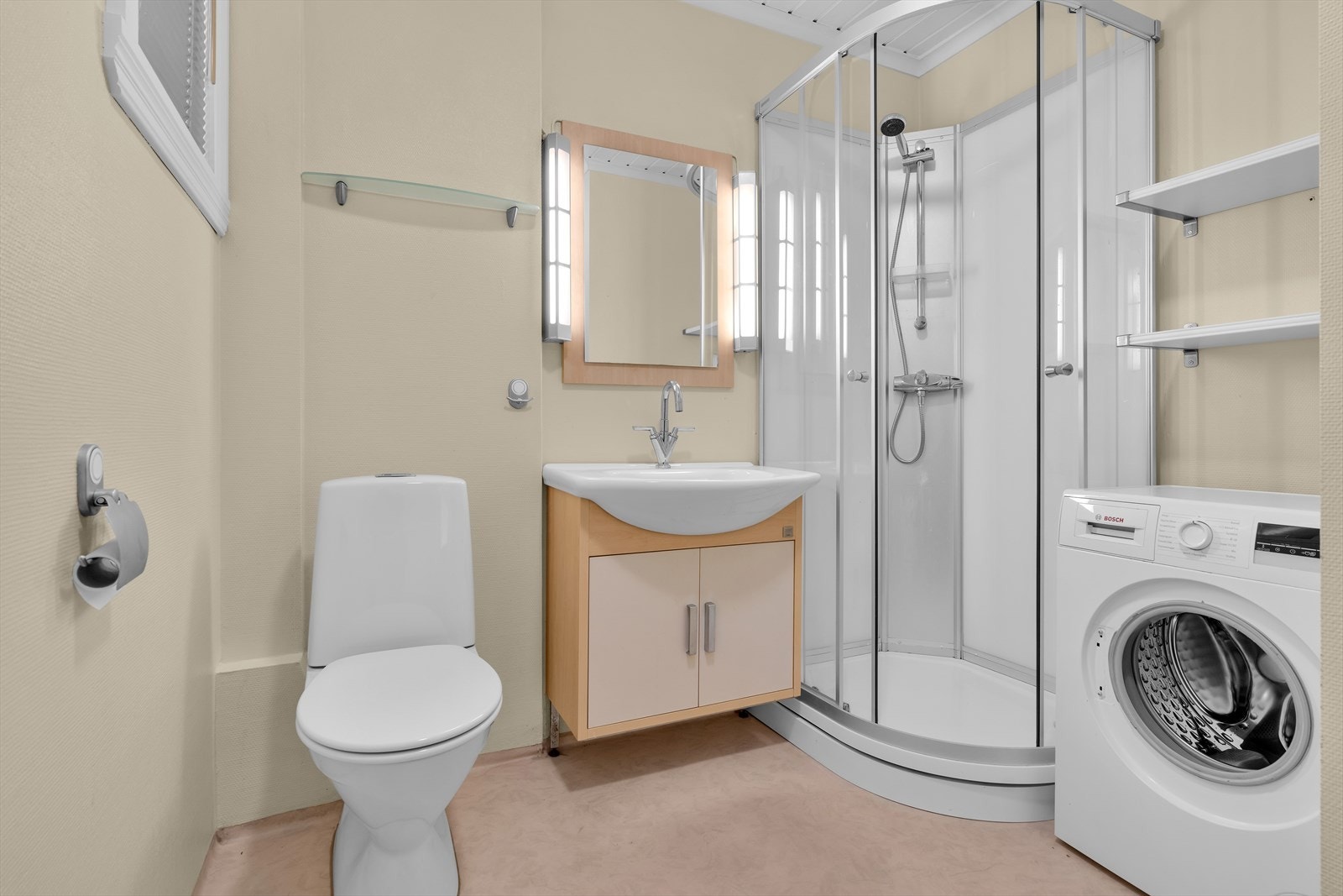 Bad med baderomsinnredning, toalett og dusjkabinett. Opplegg for vaskemaskin. Galleribilde