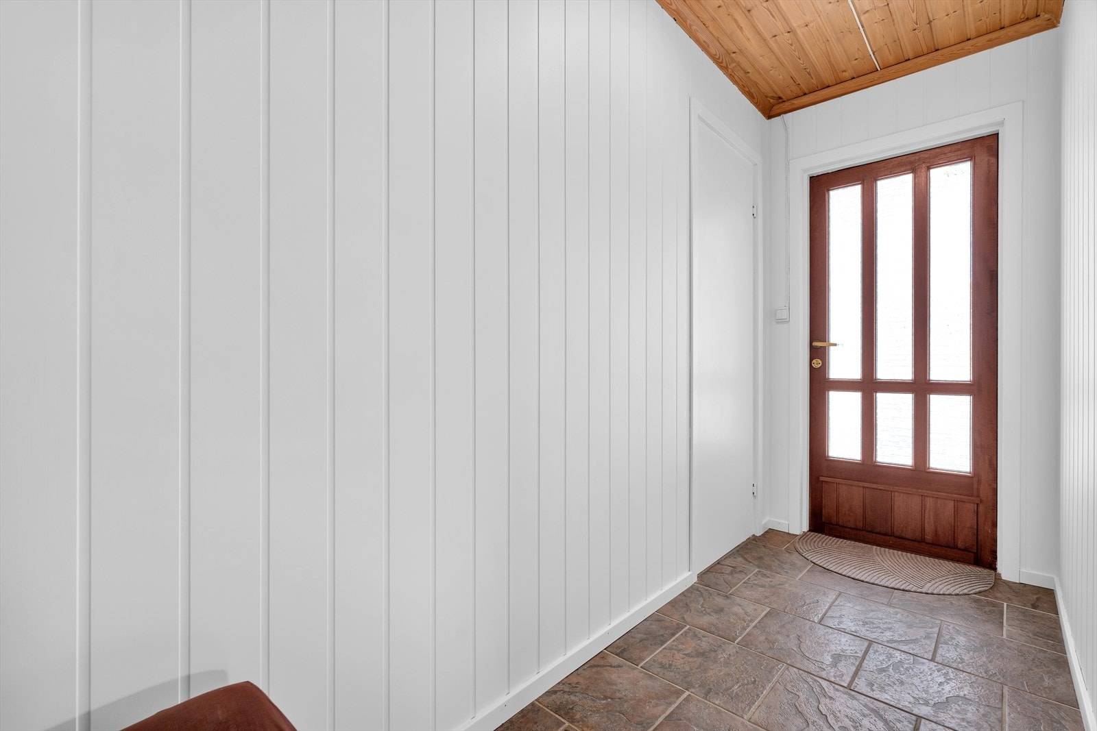 Velkommen inn! I gangen har man plass til å sette fra seg skotøy og henge fra seg yttertøy. Galleribilde