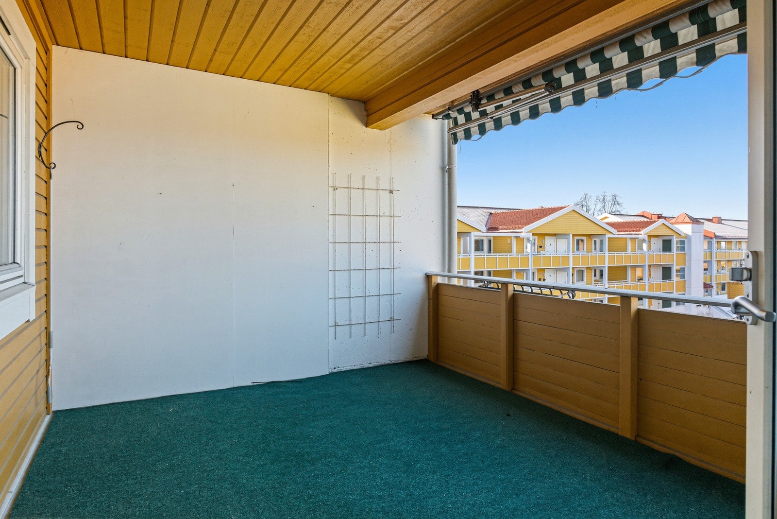 På balkongen det er montert el-styrt markise som gir fleksibel skjerming på solrike dager. Galleribilde