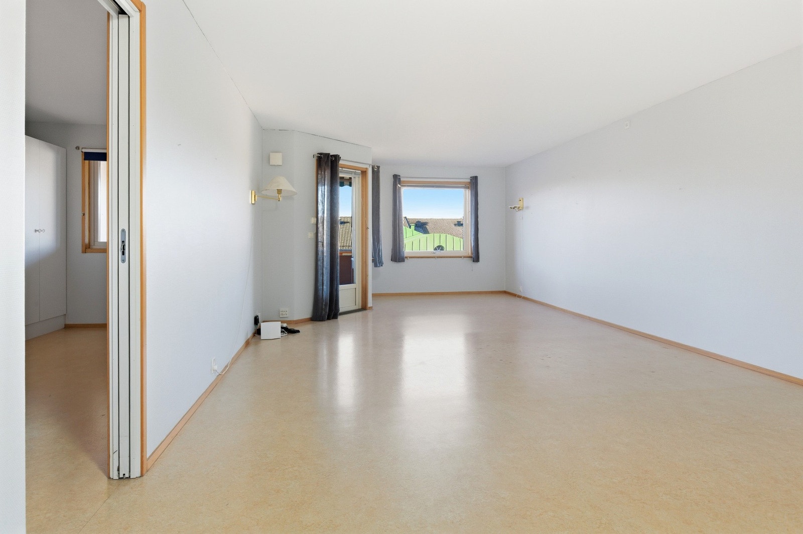 Store vindusflater slipper inn godt med dagslys og bidrar til en luftig romfølelse. Galleribilde