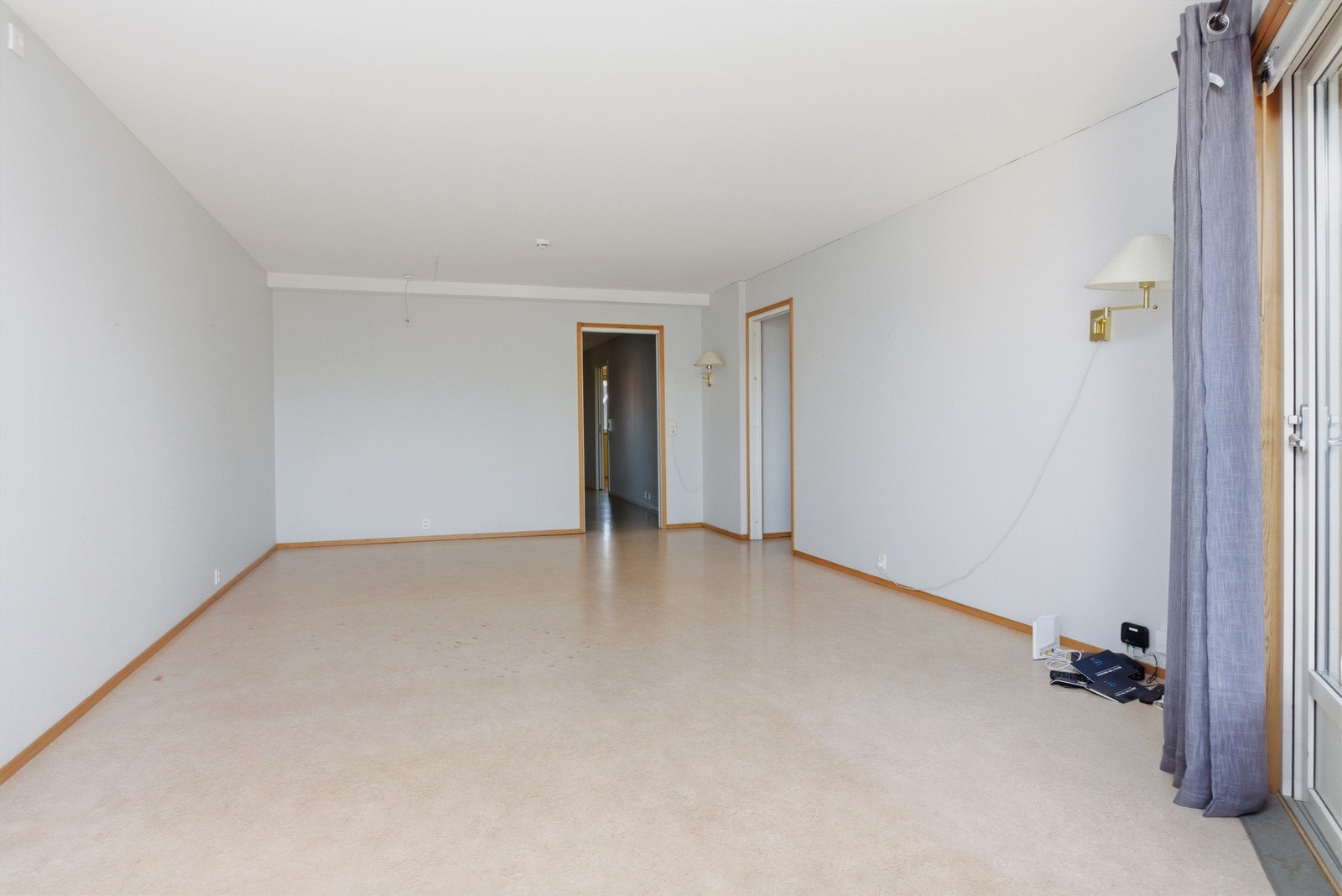 Gulvene består av belegg, med unntak av på badet. Galleribilde