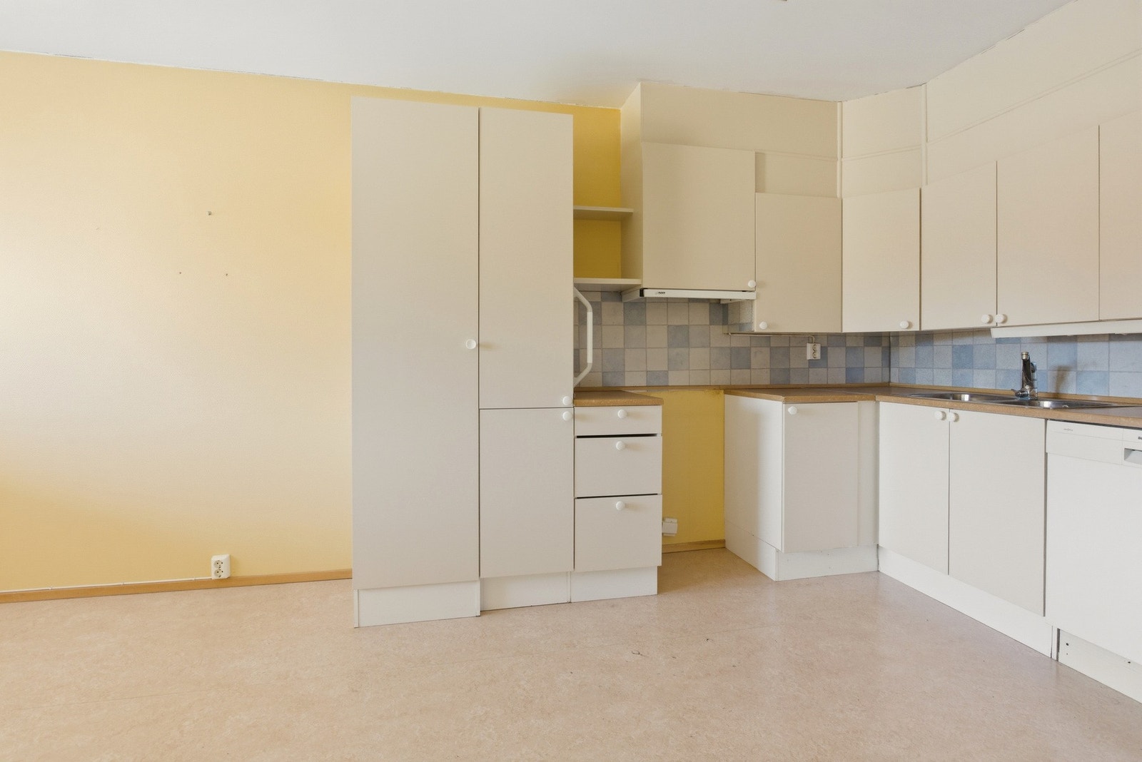 Kjøkkenet har ventilator med avtrekk ut og fremstår som funksjonelt, med mulighet for videre oppgradering etter eget ønske. Galleribilde