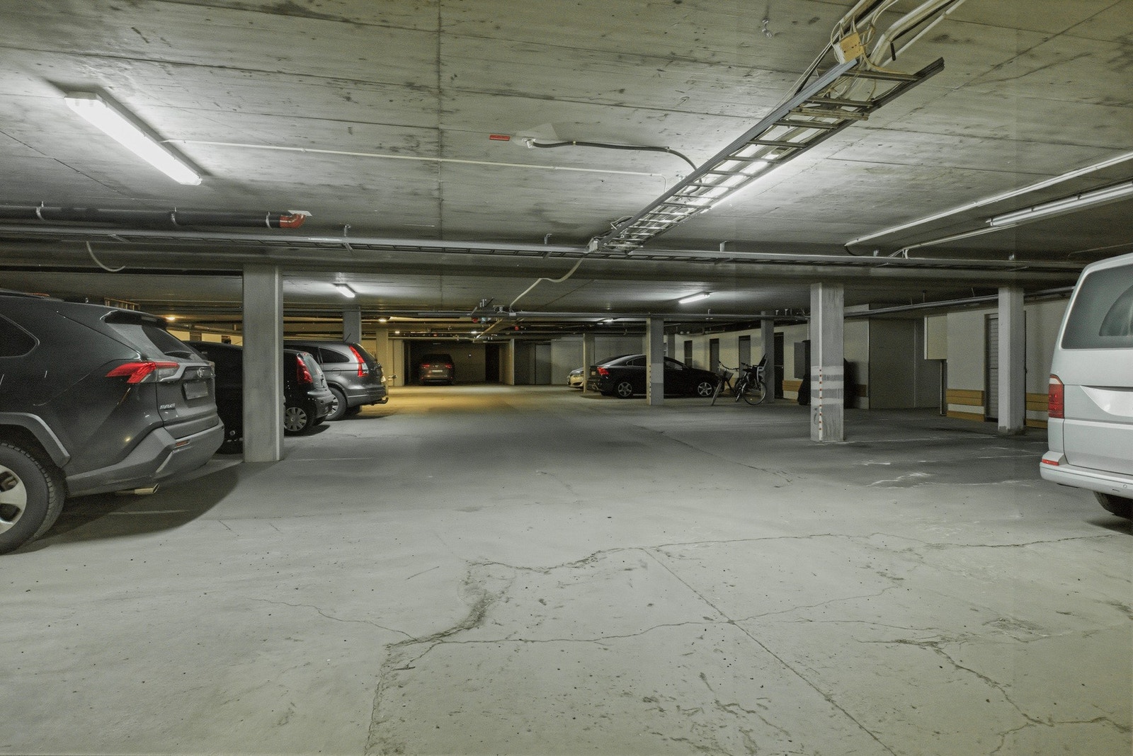 Biloppstillingsplass i garasjeanlegget. Galleribilde