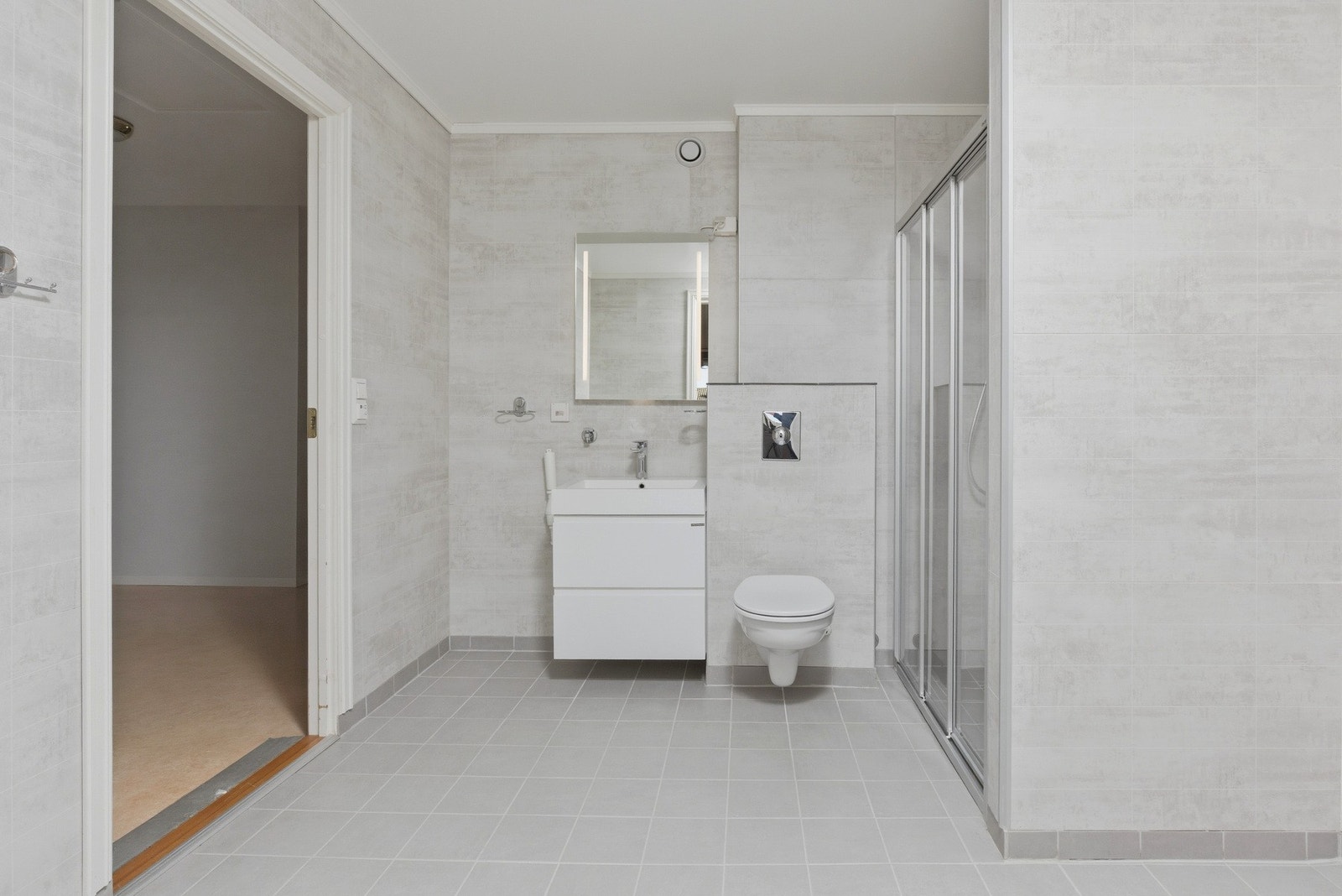 Det er mekanisk avtrekk styrt fra kjøkkenviften. Galleribilde