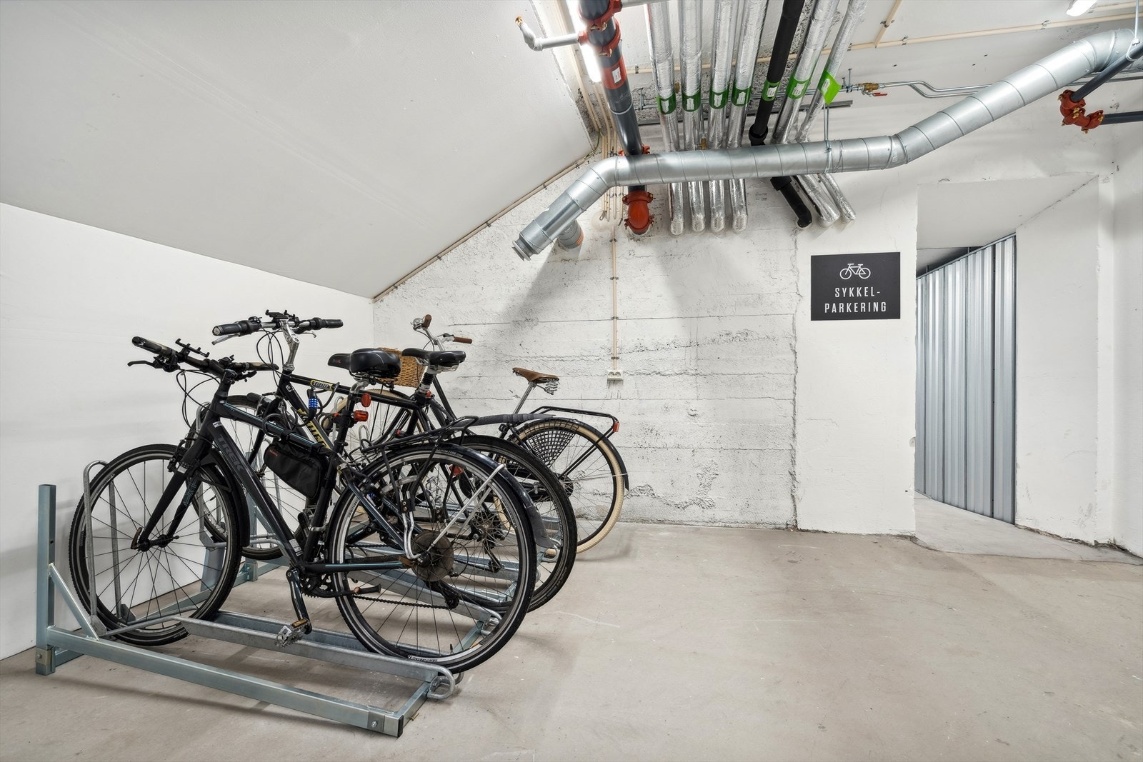Det er felles sykkelparkering for beboerne Galleribilde