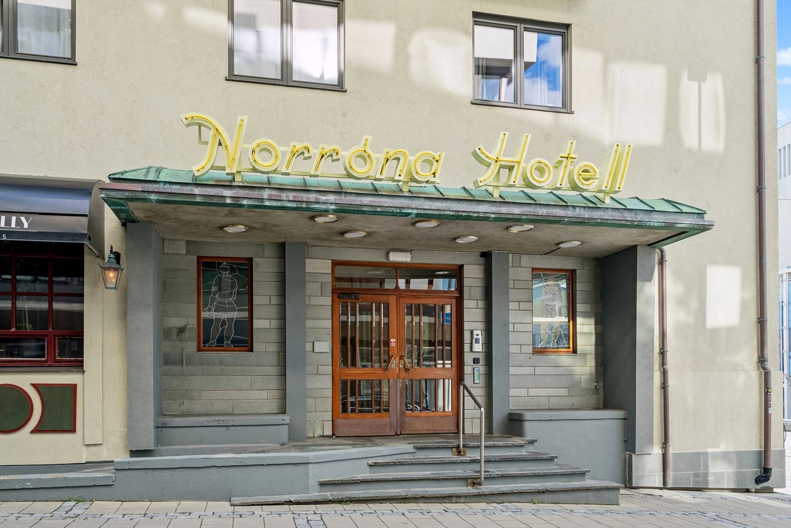 Norrøna Apartments ble ferdigstilt i 2022 og forvandlet et ikonisk hotell til moderne leiligheter i hjertet av Bodø sentrum - Bygget består i dag av 54 boligseksjoner og 3 næringsseksjoner Galleribilde