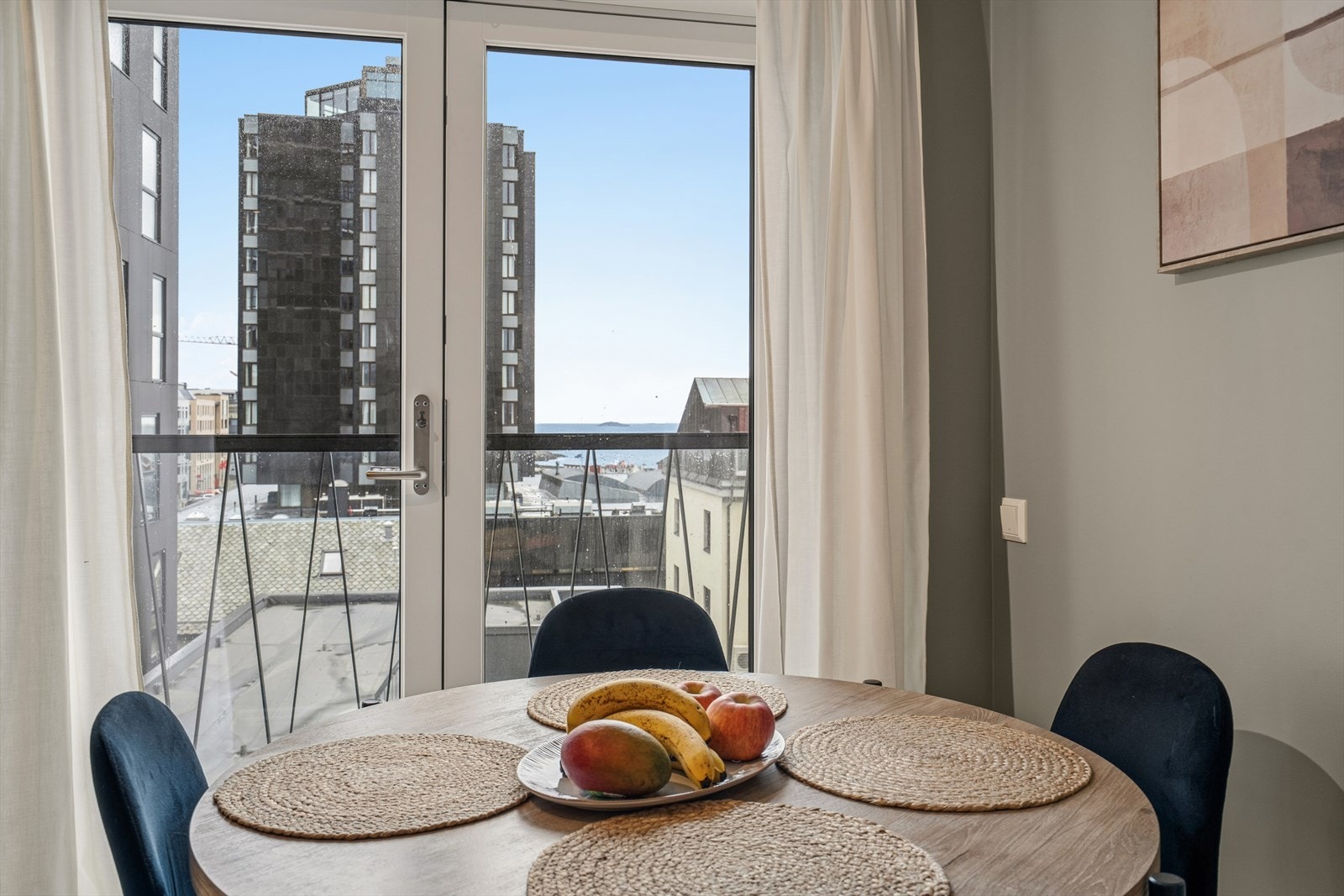 Stuen har utgang til en solrik balkong via verandadør i glass som slipper inn rikelig med dagslys Galleribilde