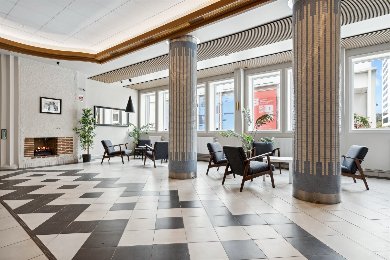 Boligen er en del av tidligere Norønna hotell, et prosjekt som av Riksantikvaren omtales som et forbilde-prosjekt for transformasjon og rehabilitering av etterkrigsarkitekturen - Prosjektet ble nominert til Statens Arkitekturpris 2025 gode byboliger Galleribilde
