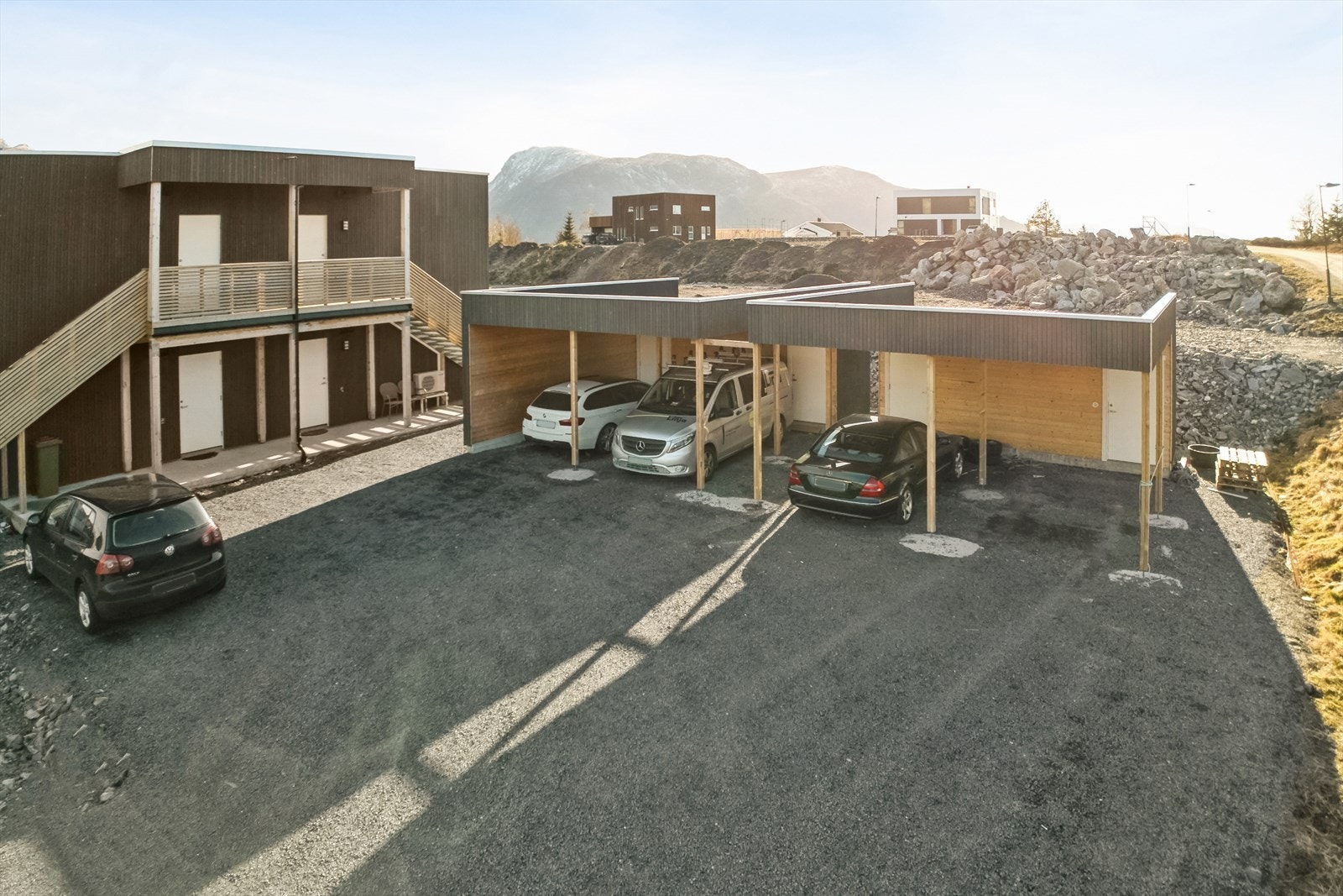 Biloppstillingsplass i carport utenfor boligen, lagt opp rør til strømkabel el-bil. Galleribilde