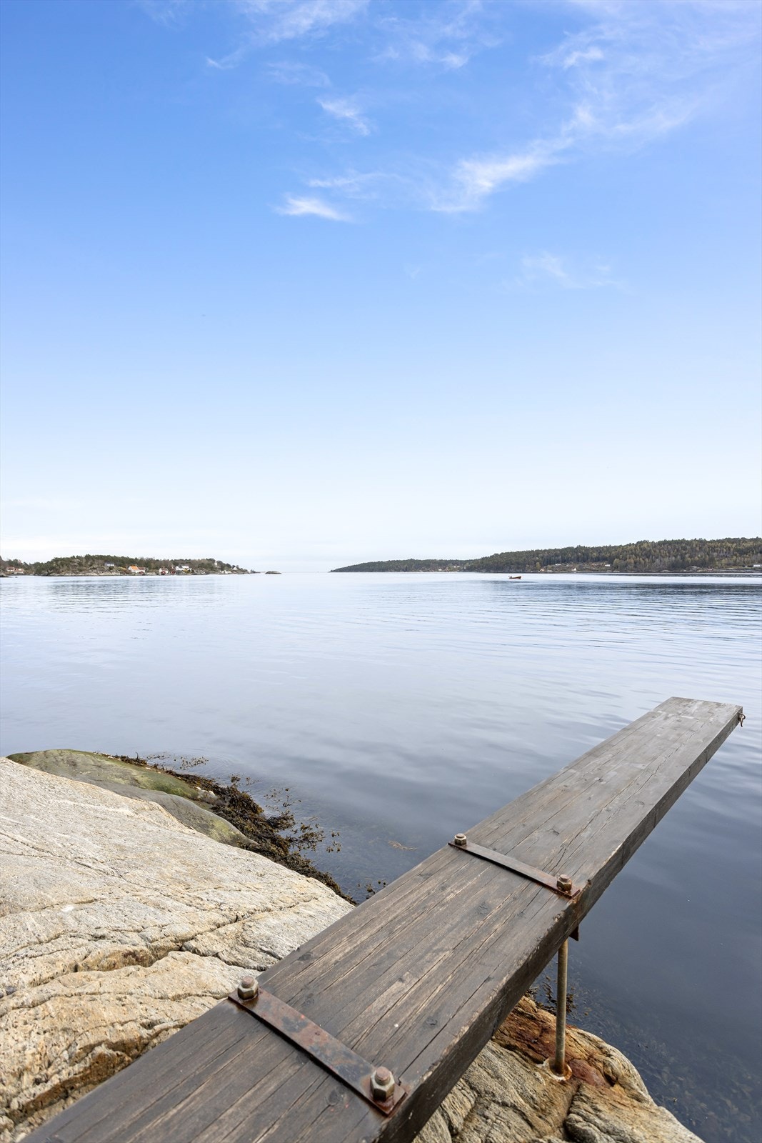 Eiendommens sørside har gode dybdeforhold, godt egnet for bading og stuping. Galleribilde