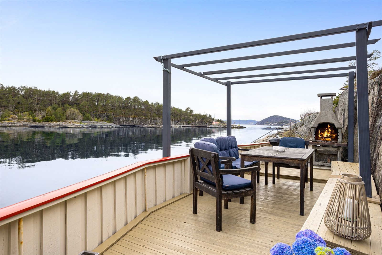 Solrik og romslig platting vest for hytta. Her er det god plass til familie og venner. Galleribilde