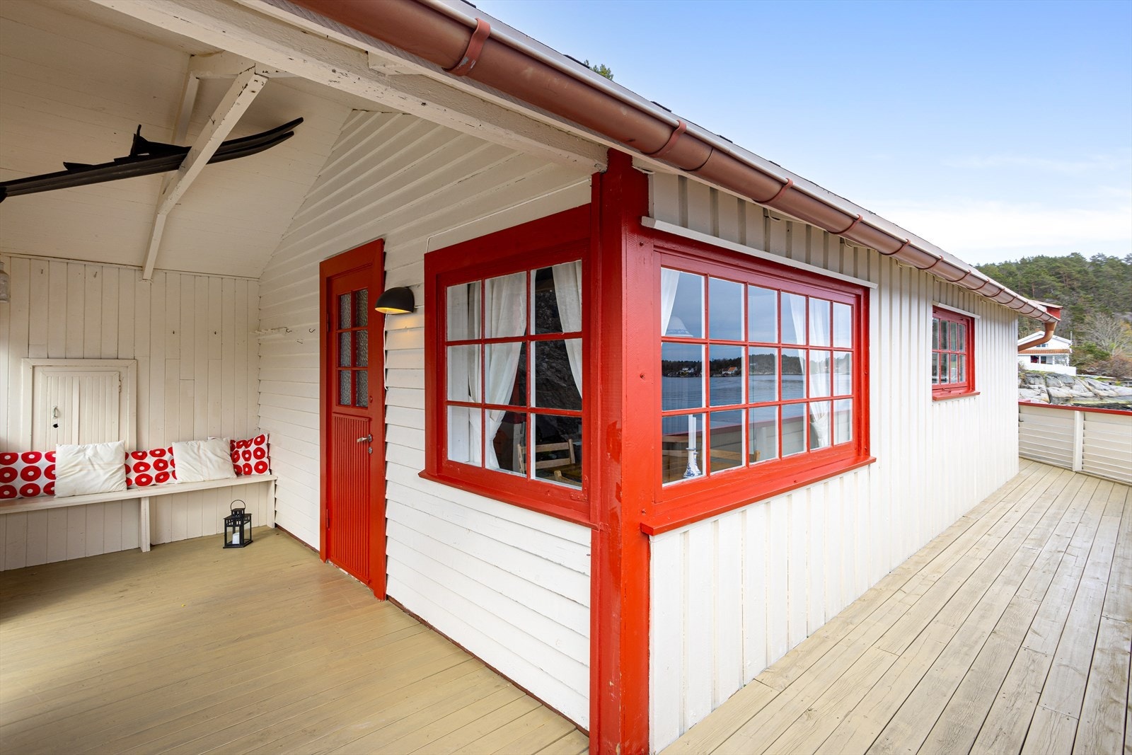 Hytta har overbygd entre. Galleribilde