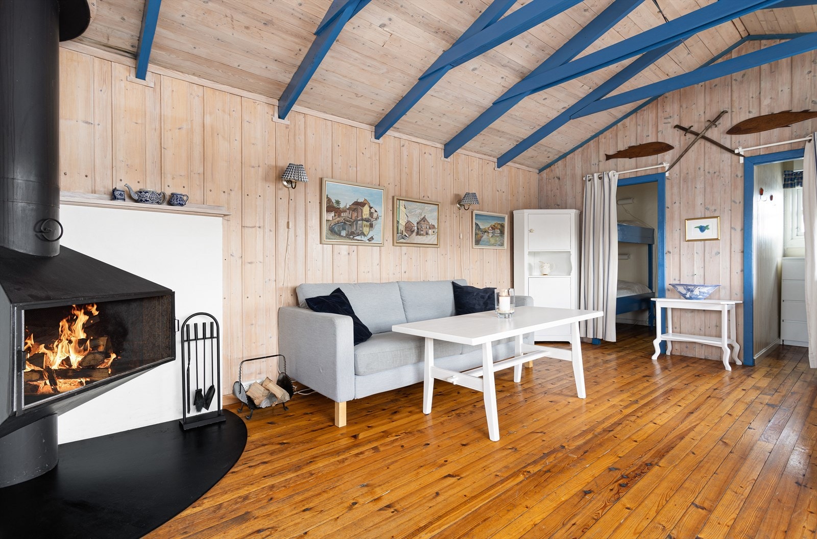 Stua er lys og inneholder en lekker peis og adkomst til begge soverom. Galleribilde