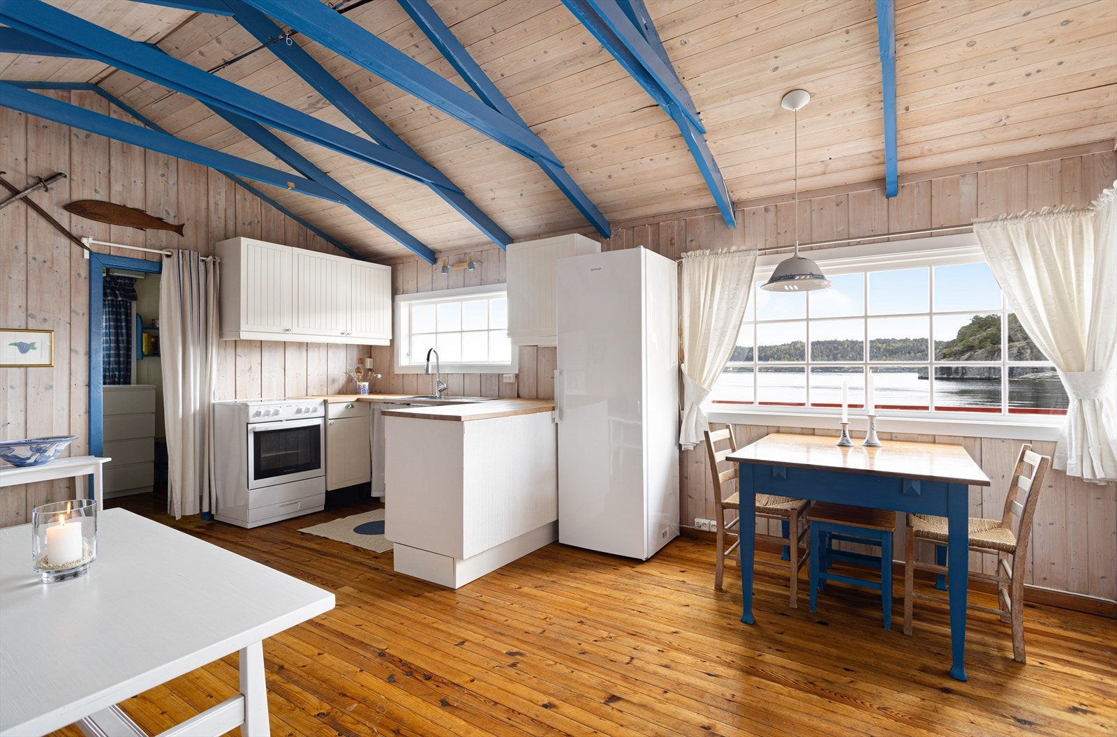 Store vindusflater slipper inn rikelig med naturlig lys og gir samtidig fin utsikt mot sjøen. Galleribilde