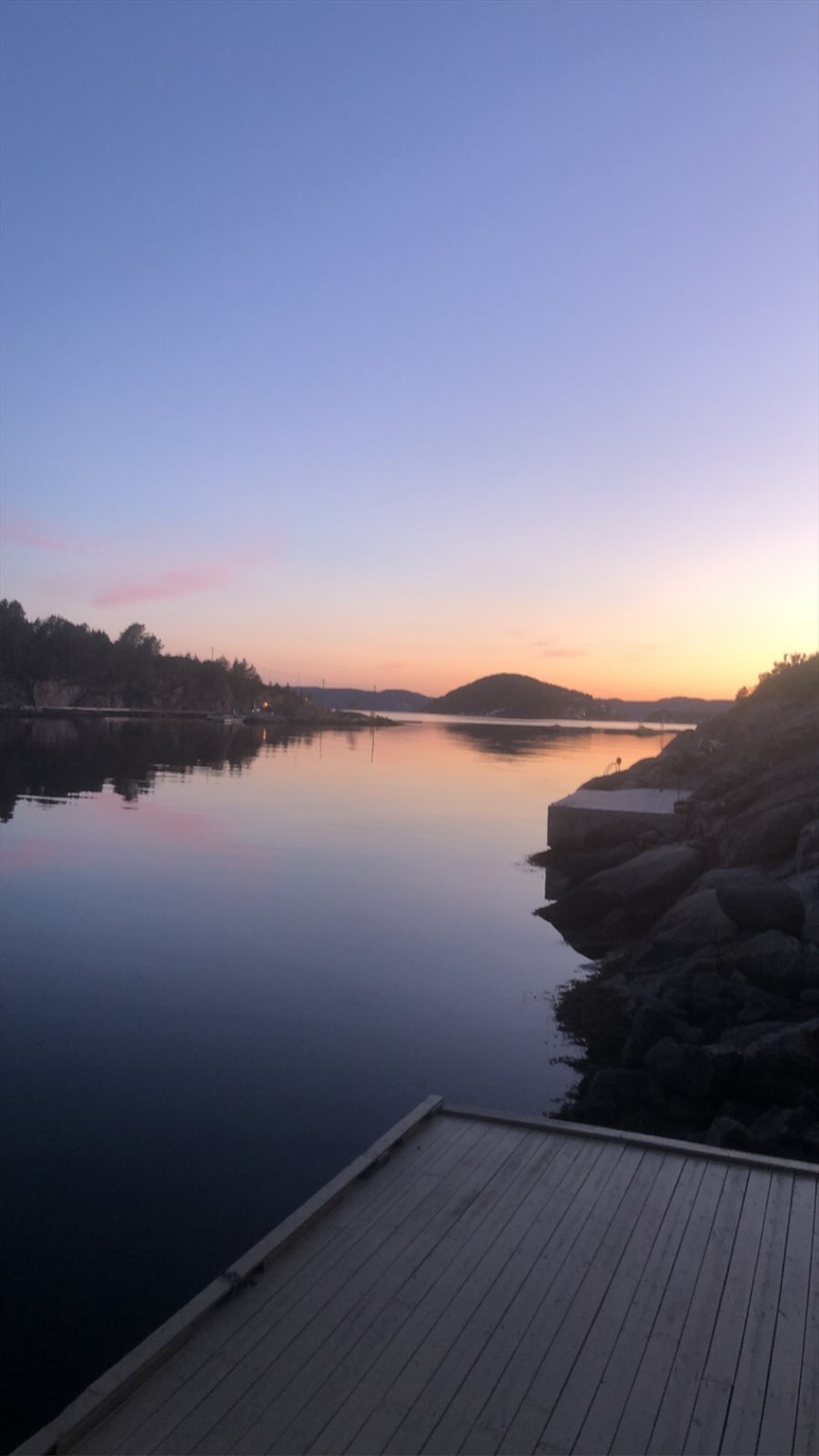 Himmelen lysner opp i forskjellige farger på sene sommerkvelder. Galleribilde