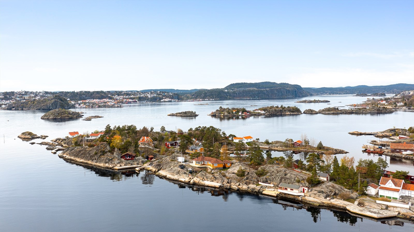 Dette er en koselig fritidsbolig som ligge klistret i sjøkanten på populære Skåtøy. Galleribilde