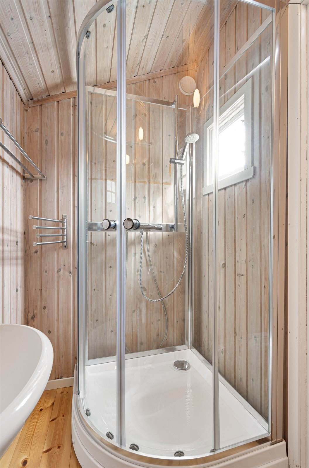 Fra veranda i øst er det adkomst til badet. Galleribilde