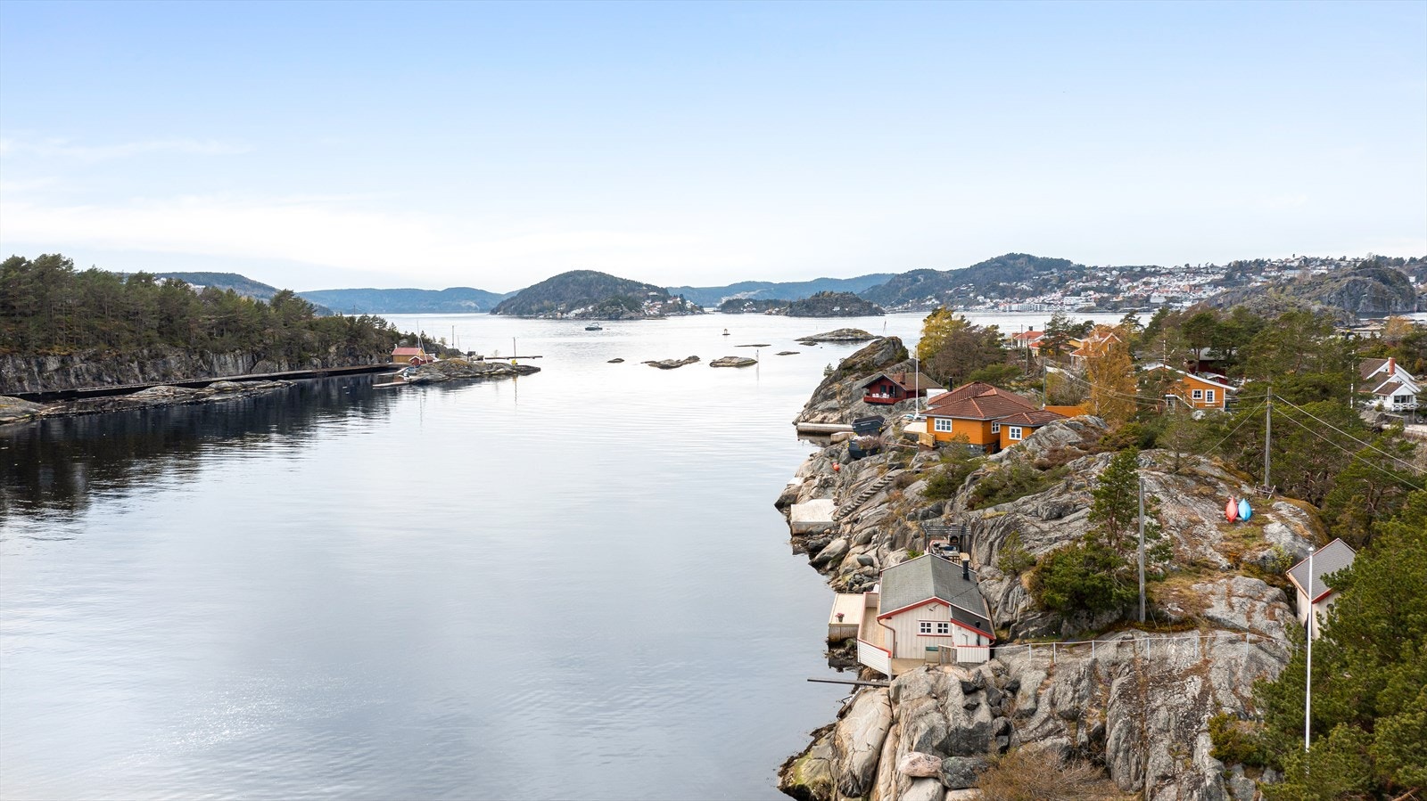 Skåtøy byr på gode turmuligheter både ved sjøen og i skogen. Det er også et godt veinett på øya, slik at det er mulig med fine sykkelturer. Galleribilde